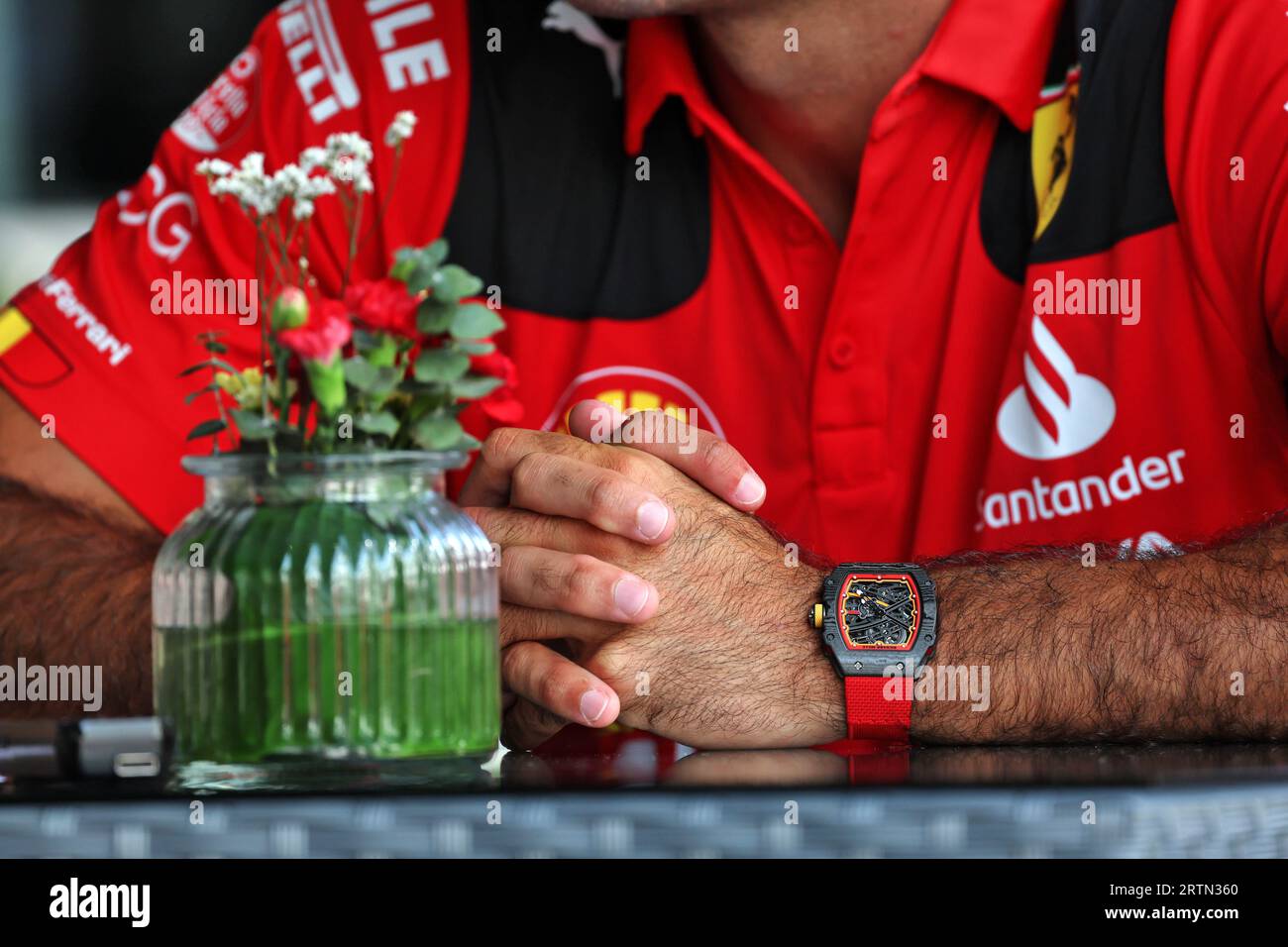 Singapur, Singapur. September 2023. Carlos Sainz Jr (ESP) Ferrari - Richard Mille Uhr. 14.09.2023. Formel-1-Weltmeisterschaft, Rd 16, Singapur Grand Prix, Marina Bay Street Circuit, Singapur, Vorbereitungstag. Auf dem Foto sollte Folgendes stehen: XPB/Press Association Images. Quelle: XPB Images Ltd/Alamy Live News Stockfoto