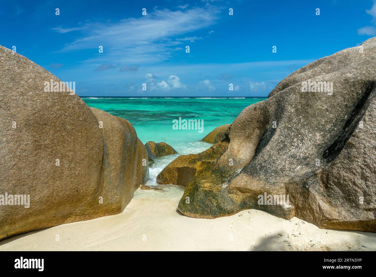 Granitfelsen am malerischen tropischen Sandstrand Anse Source d'Argent, La Digue Island, Seychellen Stockfoto