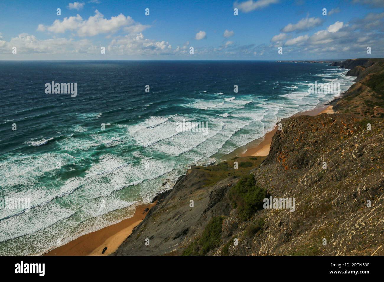 Windige atlantikküste an der Algarve, Portugal Stockfoto