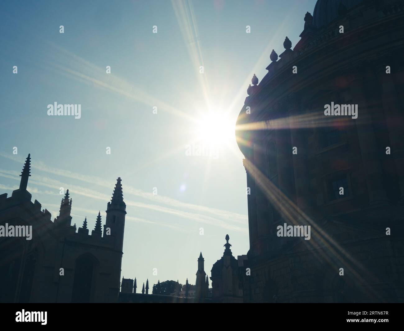Sonnenaufgang über Radcliffe Camera, links All Souls College, Radcliffe Square, University of Oxford, Oxfordshire, England, GROSSBRITANNIEN, GB. Stockfoto