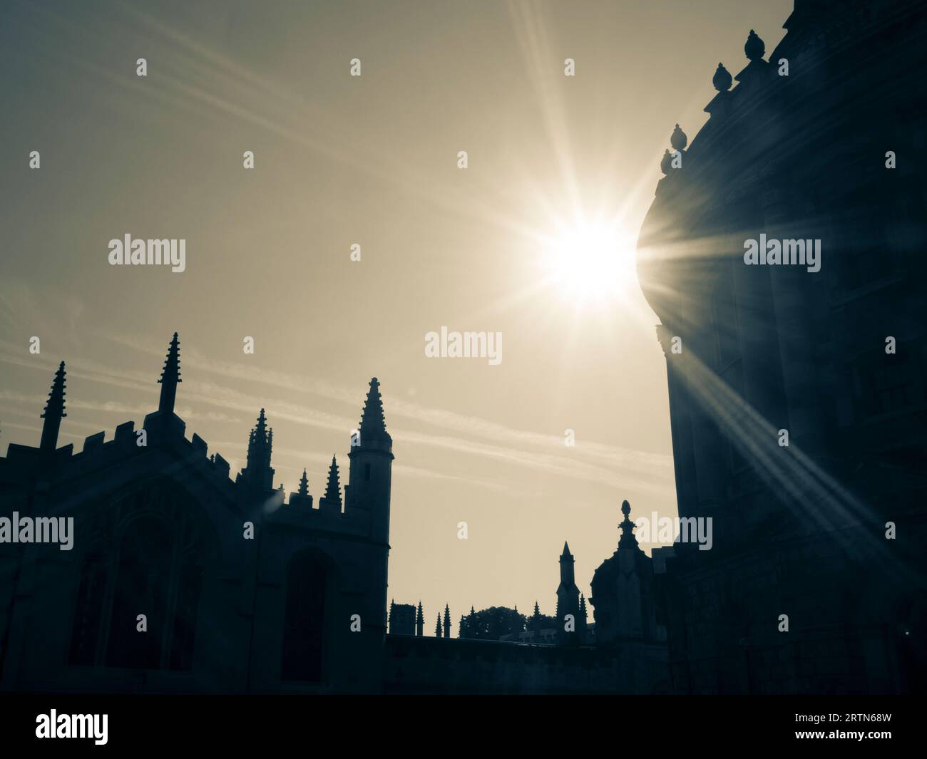 Sonnenaufgang über Radcliffe Camera, links All Souls College, Radcliffe Square, University of Oxford, Oxfordshire, England, GROSSBRITANNIEN, GB. Stockfoto