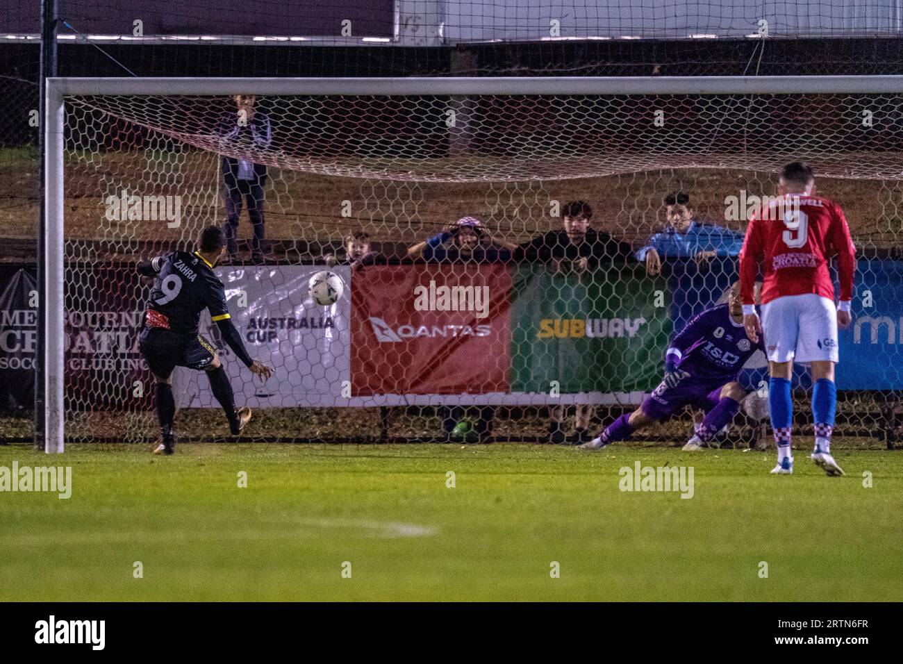 Sunshine North, Australien. 14. September 2023. Adrian Zahra eröffnet das Tor, nachdem er einen Elfmeter gegen Melbourne Knights Torhüter Chris Oldfield konvertierte. Quelle: James Forrester/Alamy Live News Stockfoto