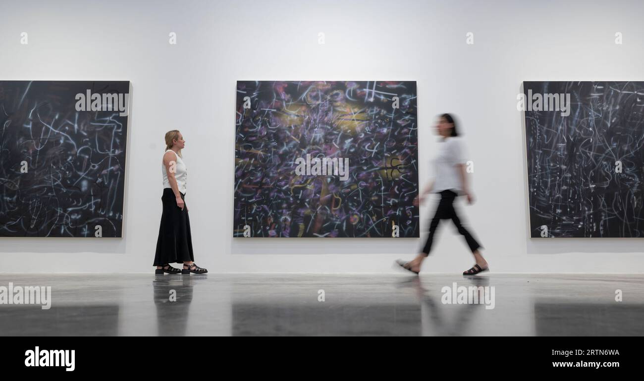 White Cube, Bermondsey, London, Großbritannien. September 2023. Mit dem Titel „Sie sind auf andere Weise in ihr eigenes Land gegangen (eine 9x9x9-Hauntologie)“ übernimmt Julie Mehretus Ausstellung die Bermondsey-Galerie mit neuen großformatigen Gemälden. Anhand von Bildern aus aktuellen Medienquellen, insbesondere aus der Berichterstattung über den anhaltenden Krieg in der Ukraine und den Aufstand des Kapitols der USA vom 6. Januar 2021, übersetzt die Künstlerin das Material, um zu ihrer eigenen unverwechselbaren Form der Abstraktion zu gelangen. Die Ausstellung findet vom 15. September bis 5. November 2023 statt. Quelle: Malcolm Park/Alamy Live News Stockfoto