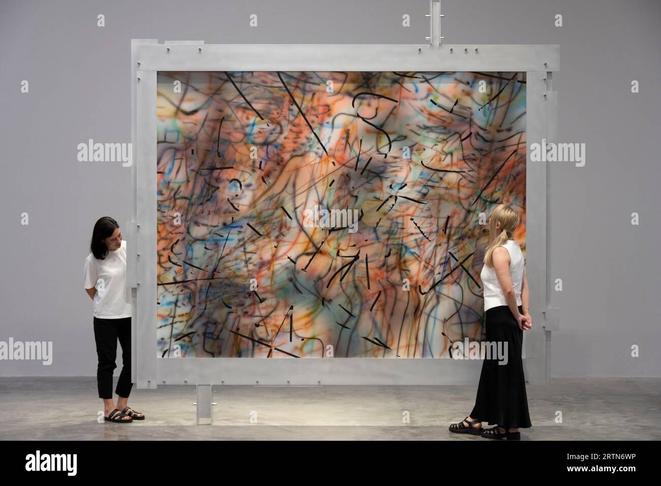 White Cube, Bermondsey, London, Großbritannien. September 2023. Mit dem Titel „Sie sind auf andere Weise in ihr eigenes Land gegangen (eine 9x9x9-Hauntologie)“ übernimmt Julie Mehretus Ausstellung die Bermondsey-Galerie mit neuen großformatigen Gemälden. Anhand von Bildern aus aktuellen Medienquellen, insbesondere aus der Berichterstattung über den anhaltenden Krieg in der Ukraine und den Aufstand des Kapitols der USA vom 6. Januar 2021, übersetzt die Künstlerin das Material, um zu ihrer eigenen unverwechselbaren Form der Abstraktion zu gelangen. Die Ausstellung findet vom 15. September bis 5. November 2023 statt. Quelle: Malcolm Park/Alamy Live News Stockfoto