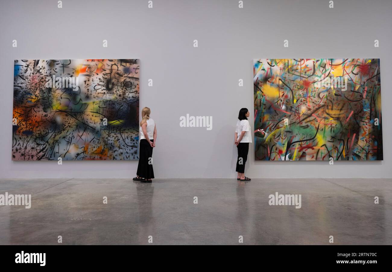 White Cube, Bermondsey, London, Großbritannien. September 2023. Mit dem Titel „Sie sind auf andere Weise in ihr eigenes Land gegangen (eine 9x9x9-Hauntologie)“ übernimmt Julie Mehretus Ausstellung die Bermondsey-Galerie mit neuen großformatigen Gemälden. Anhand von Bildern aus aktuellen Medienquellen, insbesondere aus der Berichterstattung über den anhaltenden Krieg in der Ukraine und den Aufstand des Kapitols der USA vom 6. Januar 2021, übersetzt die Künstlerin das Material, um zu ihrer eigenen unverwechselbaren Form der Abstraktion zu gelangen. Die Ausstellung findet vom 15. September bis 5. November 2023 statt. Quelle: Malcolm Park/Alamy Live News Stockfoto