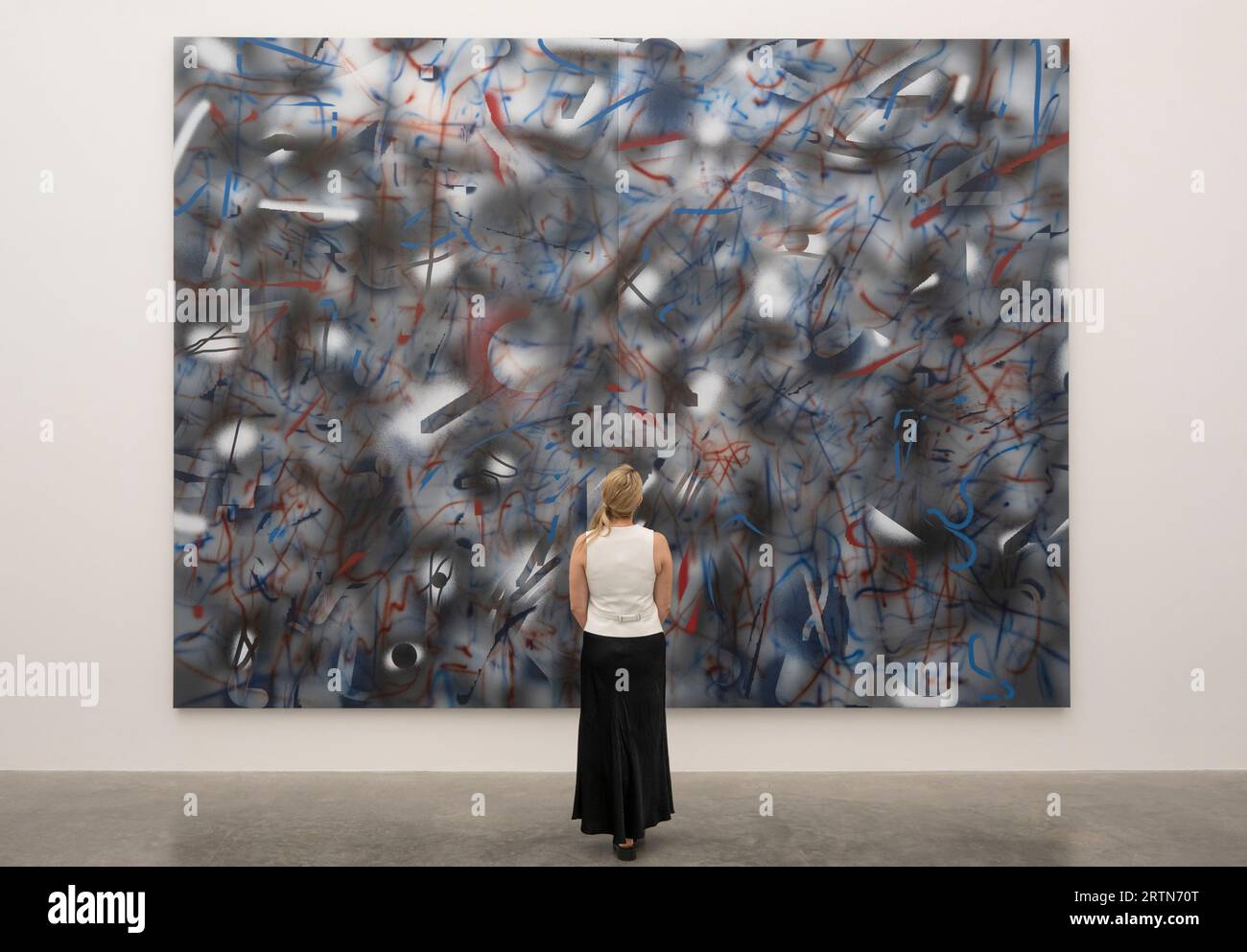 White Cube, Bermondsey, London, Großbritannien. September 2023. Mit dem Titel „Sie sind auf andere Weise in ihr eigenes Land gegangen (eine 9x9x9-Hauntologie)“ übernimmt Julie Mehretus Ausstellung die Bermondsey-Galerie mit neuen großformatigen Gemälden. Anhand von Bildern aus aktuellen Medienquellen, insbesondere aus der Berichterstattung über den anhaltenden Krieg in der Ukraine und den Aufstand des Kapitols der USA vom 6. Januar 2021, übersetzt die Künstlerin das Material, um zu ihrer eigenen unverwechselbaren Form der Abstraktion zu gelangen. Die Ausstellung findet vom 15. September bis 5. November 2023 statt. Quelle: Malcolm Park/Alamy Live News Stockfoto