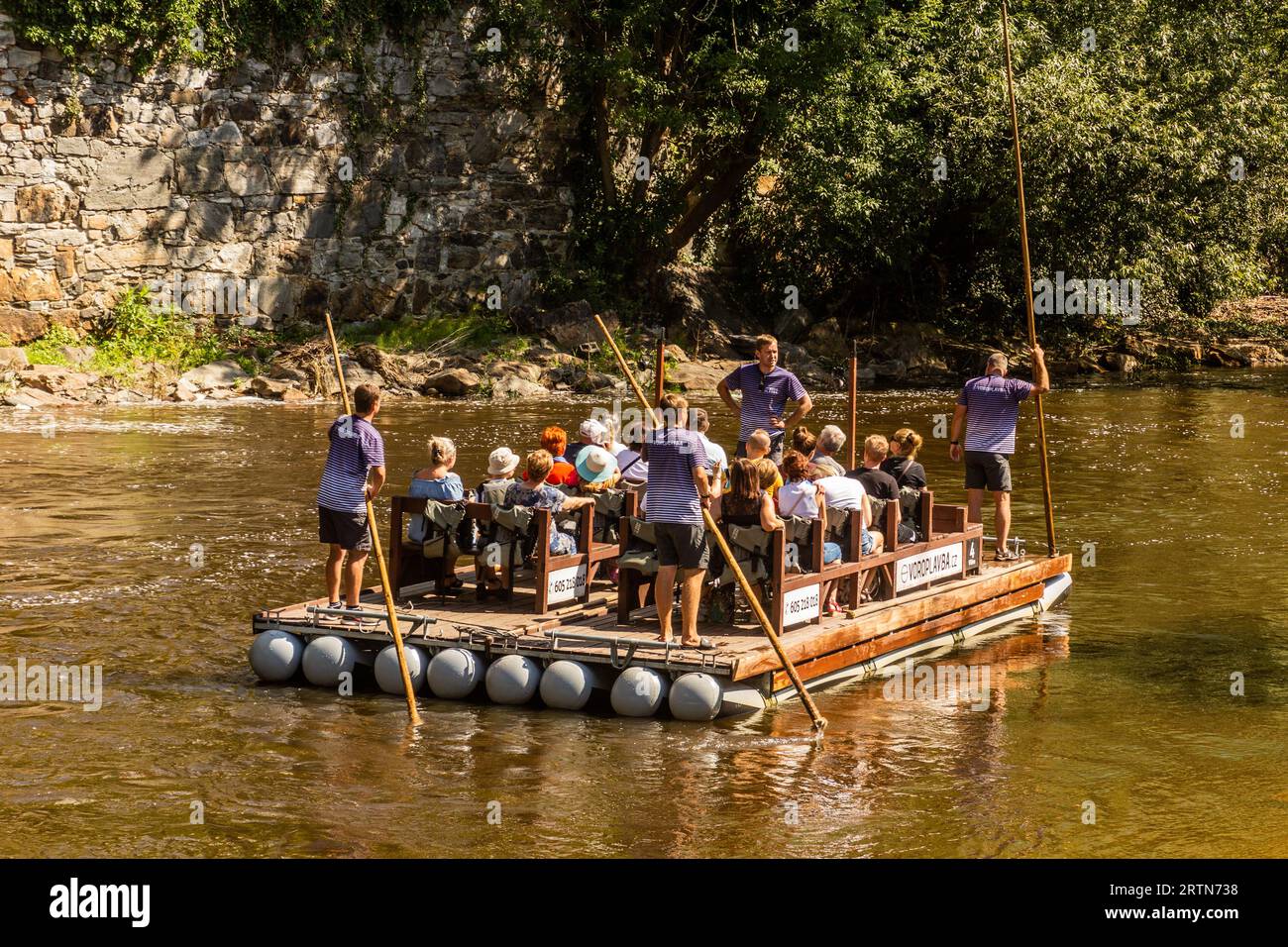 CESKY KRUMLOV, TSCHECHIEN - 6. AUGUST 2020: Floß auf der Moldau in Cesky Krumlov, Tschechien Stockfoto