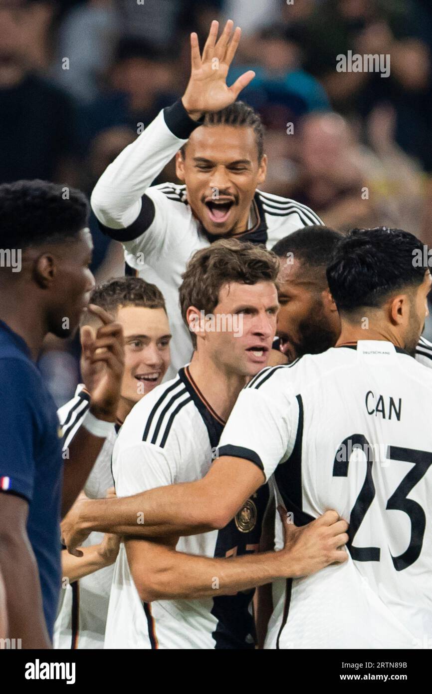 Dortmund, Georgien. September 2023. Leroy Sane (Deutschland, #19) bejubelt das erste Tor durch Thomas Müller (Deutschland, #13), Freundschaftsspiel, Deutschland - Frankreich, 12.09.2023, Signal Iduna Park, Dortmund Credit: dpa/Alamy Live News Stockfoto