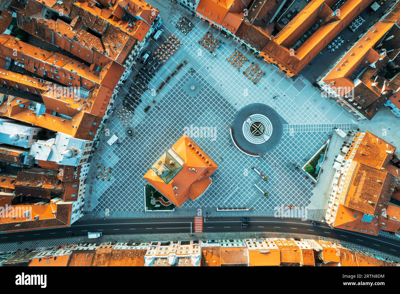Drone Vertical View of the Council Square in Brasov, Rumänien. Altstadt mit County Museum of History, alte Gebäude Stockfoto