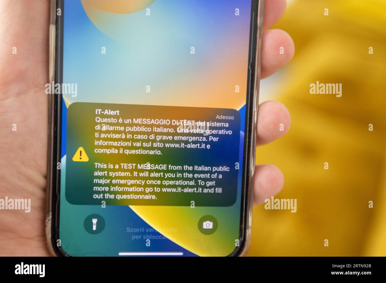 Lecce, Italien. September 2023. Ein Notfallalarm wird auf einem Apple iPhone am 14. September 2023 in Lecce, Italien, angezeigt. -IT-Alert, das neue nationale öffentliche Warnsystem, das Italien annimmt, um seine Bevölkerung im Falle drohender oder anhaltender großer Notfälle direkt zu informieren, wurde in der Region Apulien getestet. Die Tests begannen am Mittwoch, den 28. Juni 2023, in verschiedenen italienischen Regionen. (Foto von Manuel Romano/NurPhoto) Credit: NurPhoto SRL/Alamy Live News Stockfoto