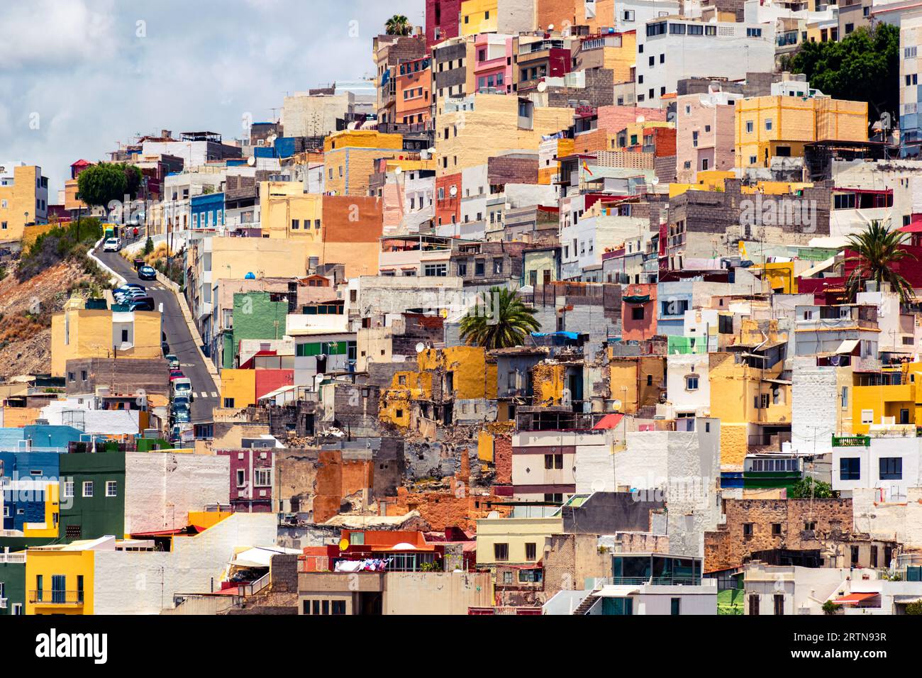 Foto der farbenfrohen Häuser in der Stadt San Juan, Las Palmas de Gran Canaria, auf den Kanarischen Inseln, aufgenommen im Juli. Stockfoto