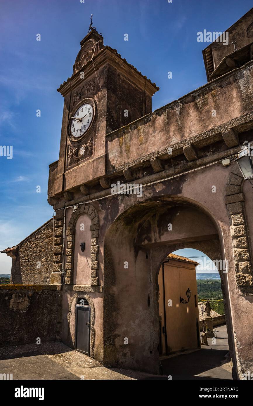 Stadt Bomarzo, Viterbo, Italien. Reisen Sie mit Blick auf die Stadtarchitektur und Details. Sonnig warmer angenehmer Tag für einen Spaziergang Stockfoto