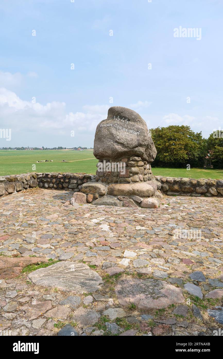 Gedenkstätte für die Warnschlacht 1345 mit der Inschrift Toter than Slave auf Friesisch. Es war eine Schlacht zwischen Holland und den Friesen. Stockfoto