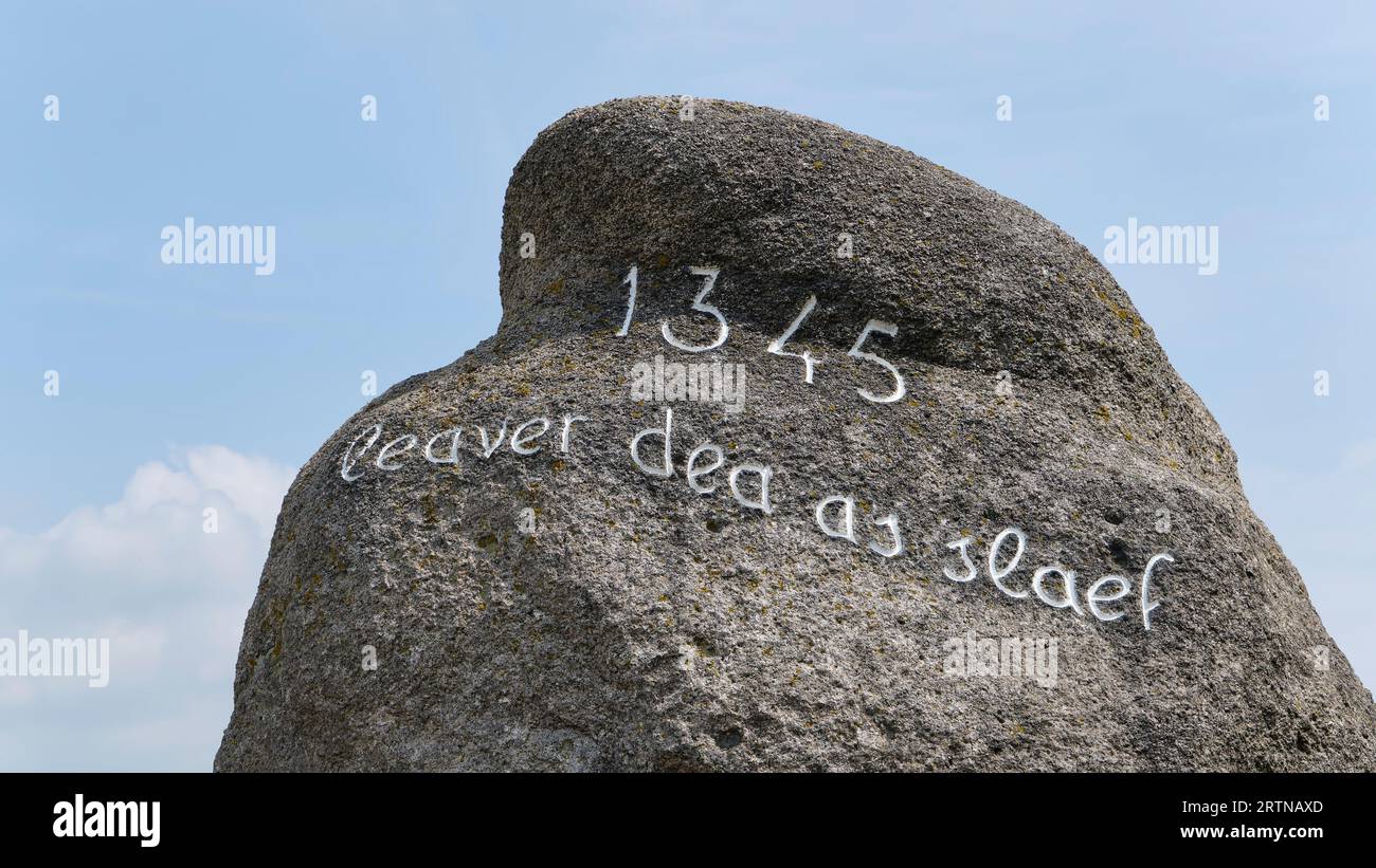 Gedenkstätte für die Warnschlacht 1345 mit der Inschrift Toter than Slave auf Friesisch. Es war eine Schlacht zwischen Holland und den Friesen. Stockfoto