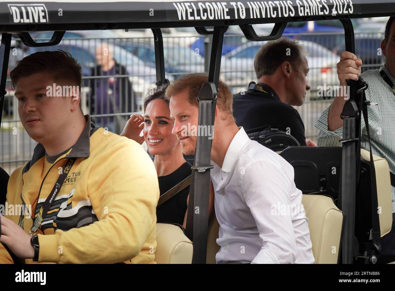 Invictus Games 2023 in Düsseldorf Prinz Harry, Herzog von Sussex gemeinsam mit Ehefrau Meghan Markle, Herzogin von Sussex gut gelaunt im Buggy auf dem Weg zur Schwimmhalle für die Schwimmwettkaempfe bei den Invictus Games 2023 in Düsseldorf, Düsseldorf, 13.09.2023 Düsseldorf Nordrhein-Westfalen Deutschland *** Invictus Games 2023 in Düsseldorf Prinz Harry, Herzog von Sussex zusammen mit Frau Meghan Markle, Herzogin von Sussex in guter Laune im Buggy auf dem Weg zur Schwimmhalle für die Schwimmwettbewerbe bei den Invictus-Spielen 2023 in Düsseldorf, Düsseldorf, 13 09 2023 Düsseldorf Nor Stockfoto