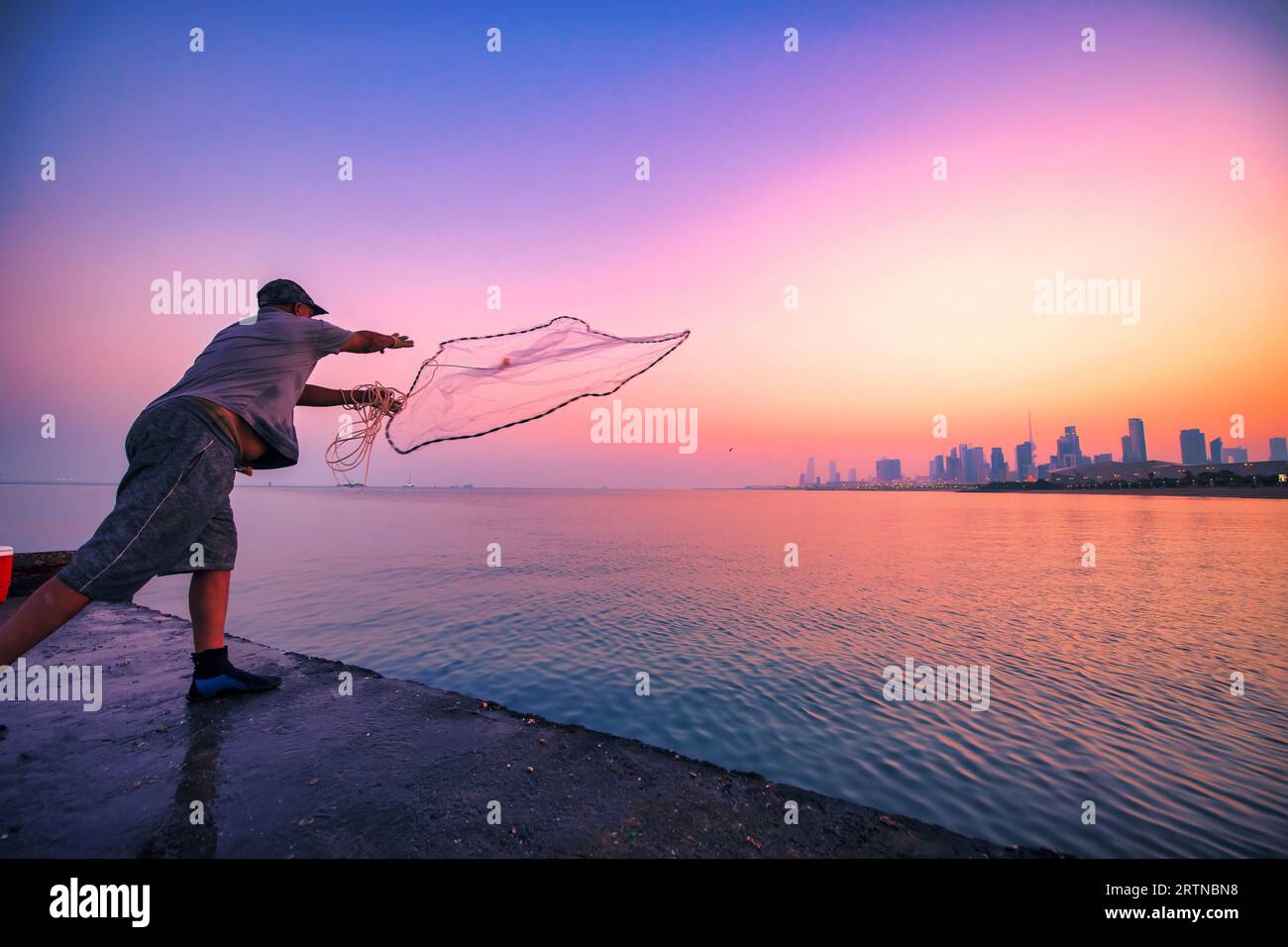 Kuwait-Stadt 01112022: Skyline von Kuwait mit dem bekanntesten Wahrzeichen und Angelmöglichkeit von der Strandbrücke Stockfoto