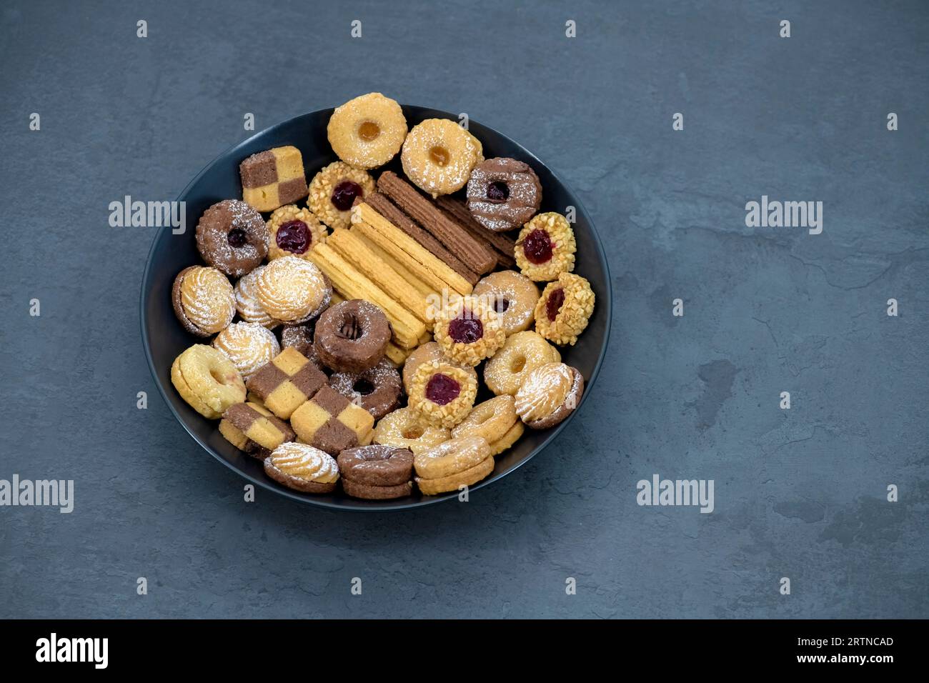 Weihnachten / Diwali Petitfour Blechdose Kekse und Kekse Sortiment. Cookie Box Für Feiertage. Verschiedene hausgemachte Weihnachtskekse in Blechdose Stockfotografie