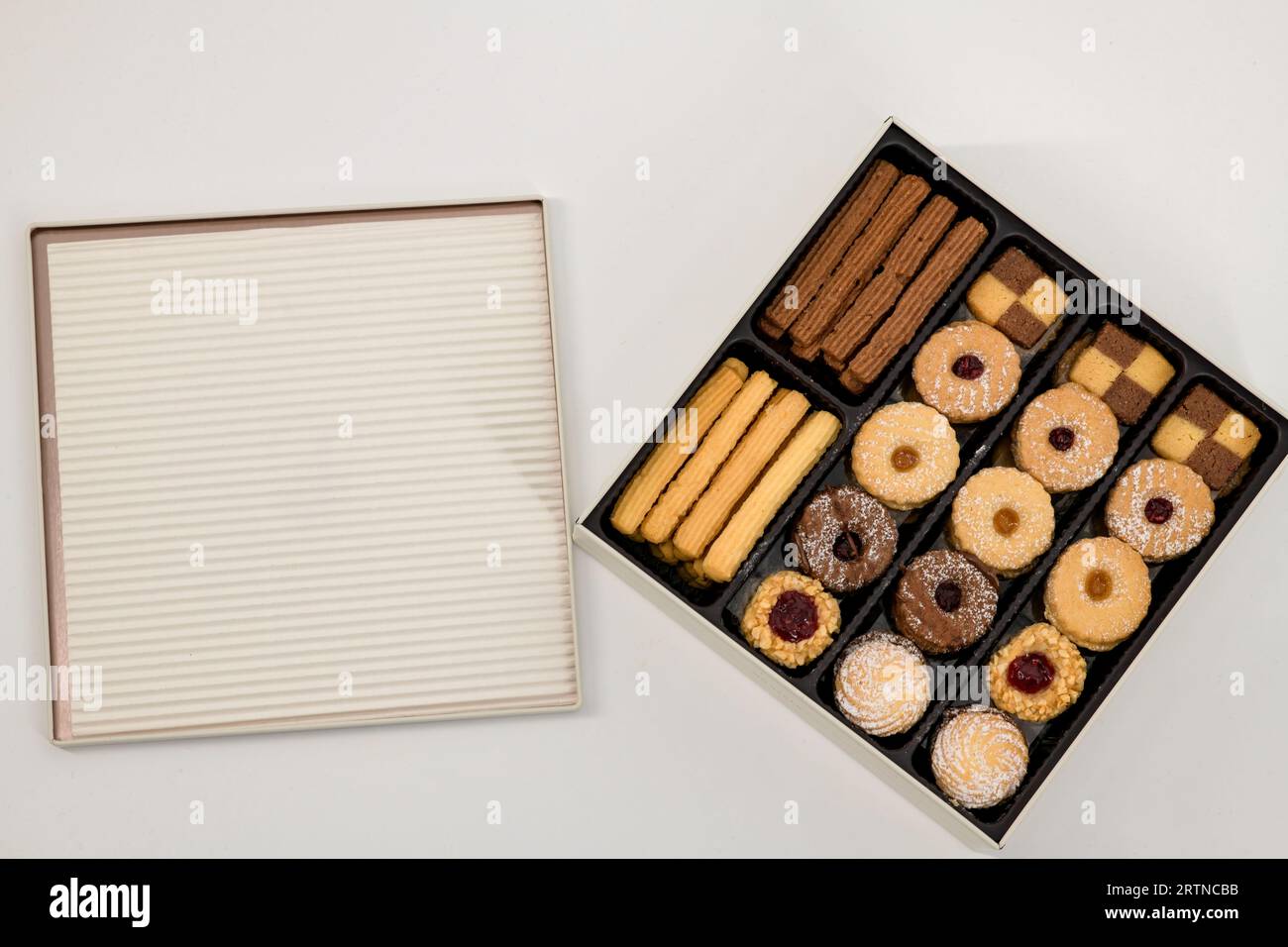 Weihnachten / Diwali Petitfour Blechdose Kekse und Kekse Sortiment. Cookie Box Für Feiertage. Verschiedene hausgemachte Weihnachtskekse in Blechdose. Stockfoto