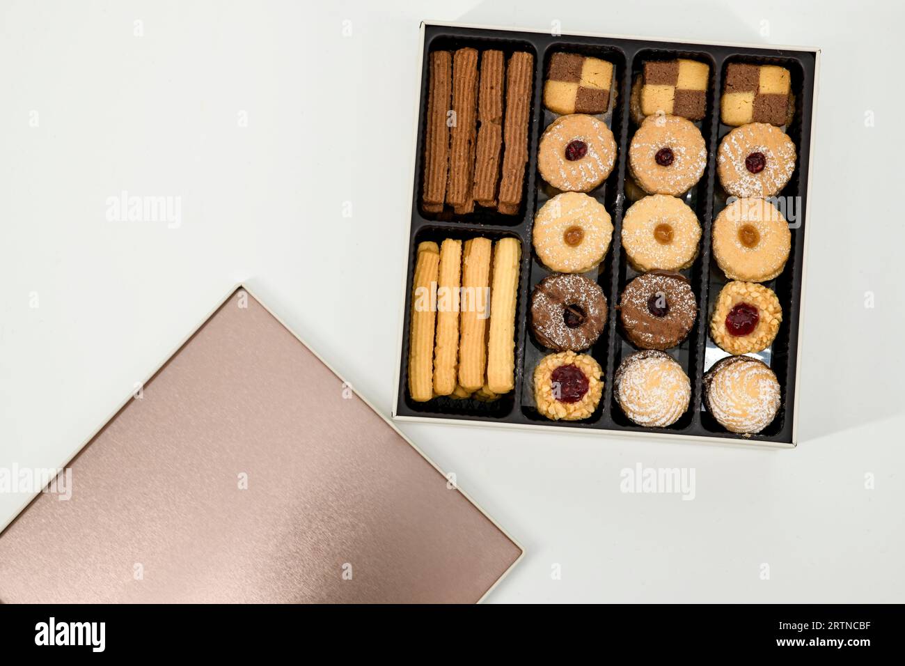 Weihnachten / Diwali Petitfour Blechdose Kekse und Kekse Sortiment. Cookie Box Für Feiertage. Verschiedene hausgemachte Weihnachtskekse in Blechdose. Stockfoto