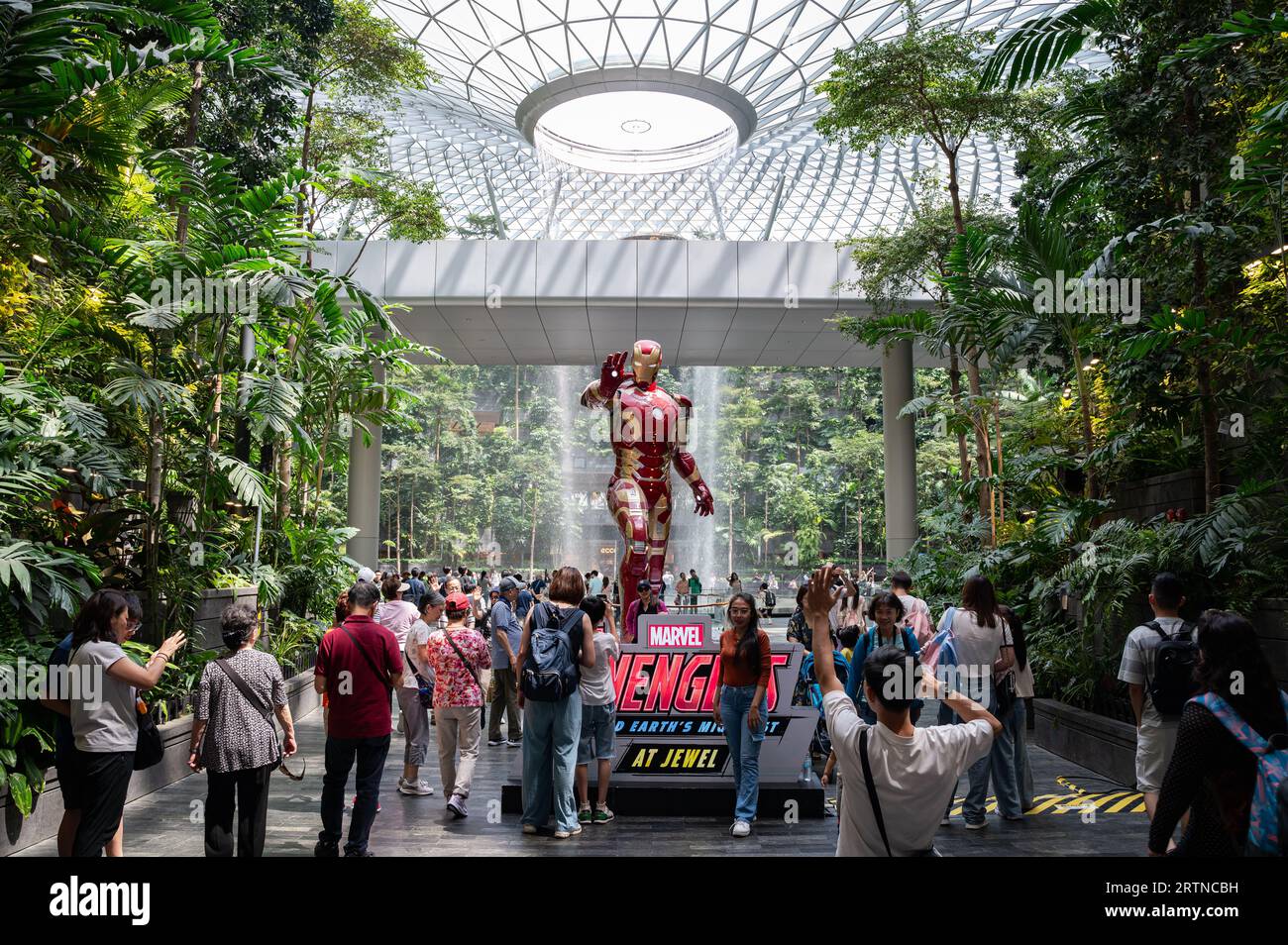31.07.2023, Singapur, Republik Singapur, Asien - Besucher im Garten des Shiseido Forest Valley mit Indoor-Wasserfall am Jewel Changi Airport. Stockfoto