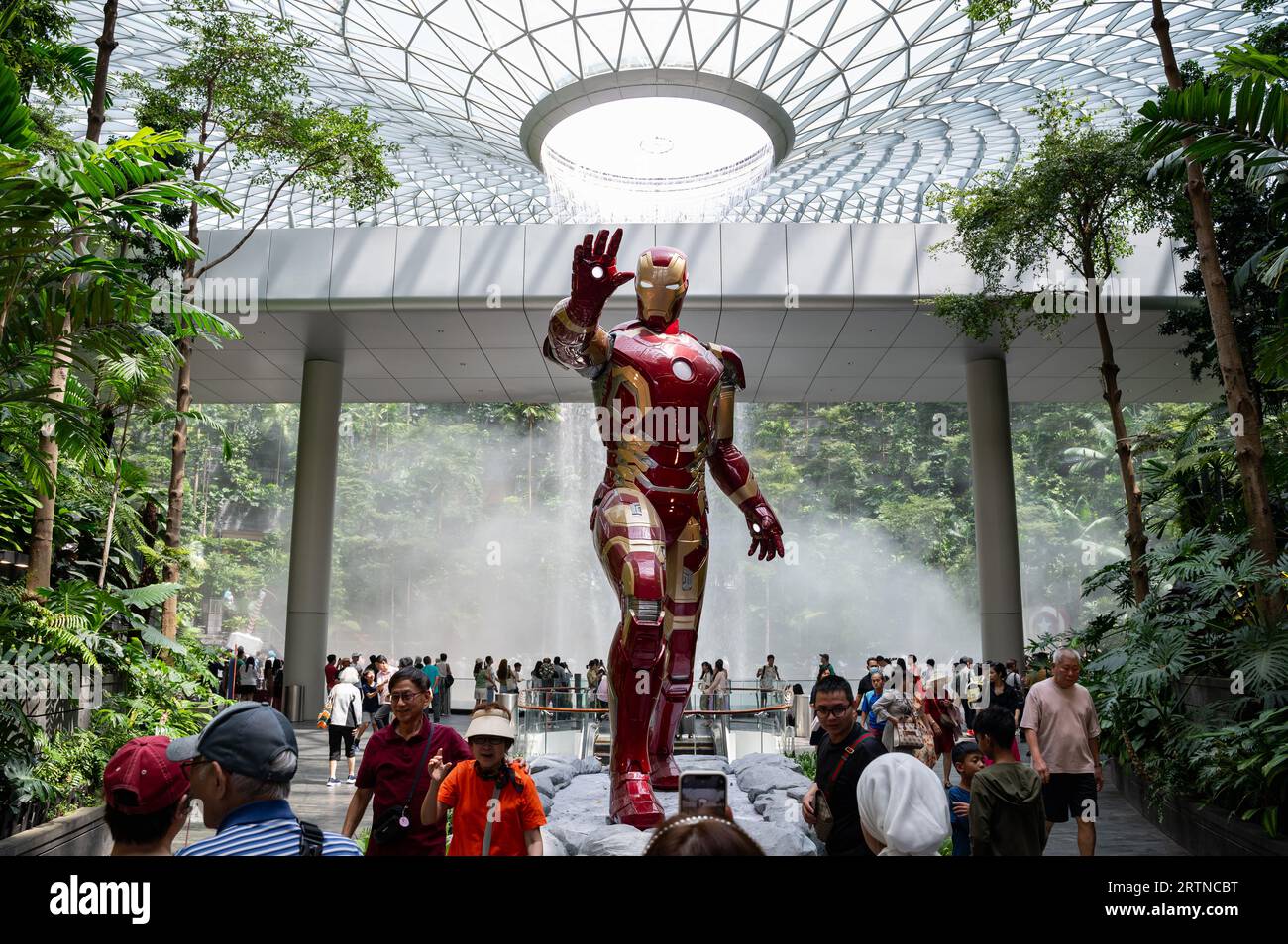 31.07.2023, Singapur, Republik Singapur, Asien - Besucher im Garten des Shiseido Forest Valley mit Indoor-Wasserfall am Jewel Changi Airport. Stockfoto
