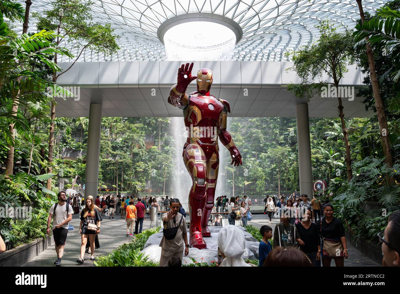 31.07.2023, Singapur, Republik Singapur, Asien - Besucher im Garten des Shiseido Forest Valley mit Indoor-Wasserfall am Jewel Changi Airport. Stockfoto