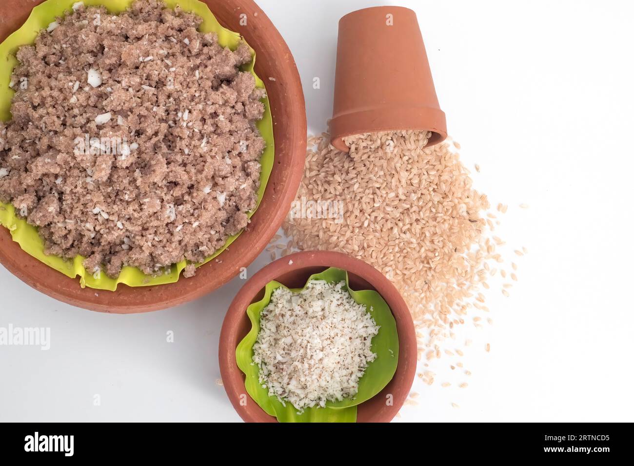 Selektiv fokussiert, Red chamba Puttu mit Kokos. Puttu ist ein südindisches und srilankisches Frühstücksgericht, bei dem es sich um gedämpfte Zylinder gemahlenen Reis handelt Stockfoto Selektiv fokussiert, Red chamba Puttu mit Kokos. Puttu ist ein südindisches und srilankisches Frühstücksgericht, bei dem es sich um gedämpfte Zylinder gemahlenen Reis handelt Stockfoto