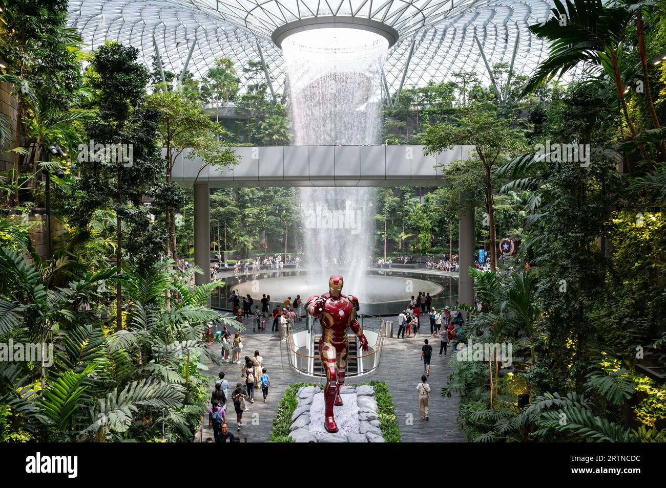 31.07.2023, Singapur, Republik Singapur, Asien - Besucher im Garten des Shiseido Forest Valley mit Indoor-Wasserfall am Jewel Changi Airport. Stockfoto