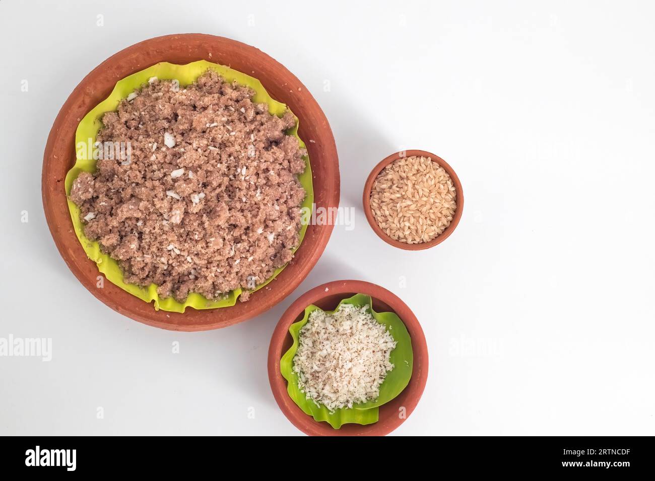 Selektiv fokussiert, Red chamba Puttu mit Kokos. Puttu ist ein südindisches und srilankisches Frühstücksgericht, bei dem es sich um gedämpfte Zylinder gemahlenen Reis handelt Stockfoto Selektiv fokussiert, Red chamba Puttu mit Kokos. Puttu ist ein südindisches und srilankisches Frühstücksgericht, bei dem es sich um gedämpfte Zylinder gemahlenen Reis handelt Stockfoto
