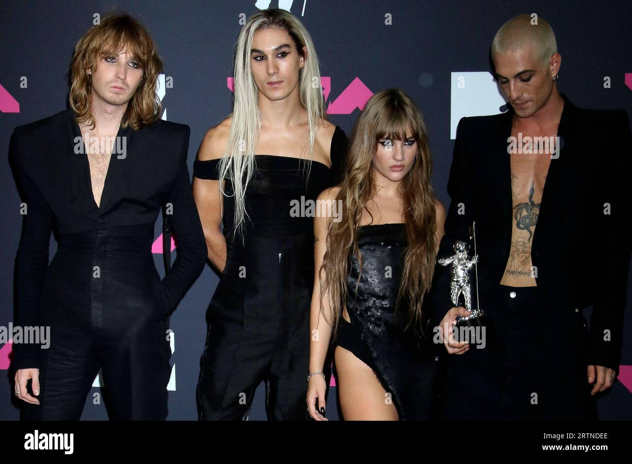 Thomas Raggi, Ethan Torchio, Damiano David und Victoria de Angelis von Maneskin bei der Verleihung der MTV Video Music Awards 2022 im Prudential Center. Newark, 12.09.2023 *** Thomas Raggi, Ethan Torchio, Damiano David und Victoria de Angelis von Maneskin bei den MTV Video Music Awards 2022 im Prudential Center Newark, 12. 09. 2023. Foto: XR.xWagnerx/xFuturexImagex vma_3928 Stockfoto