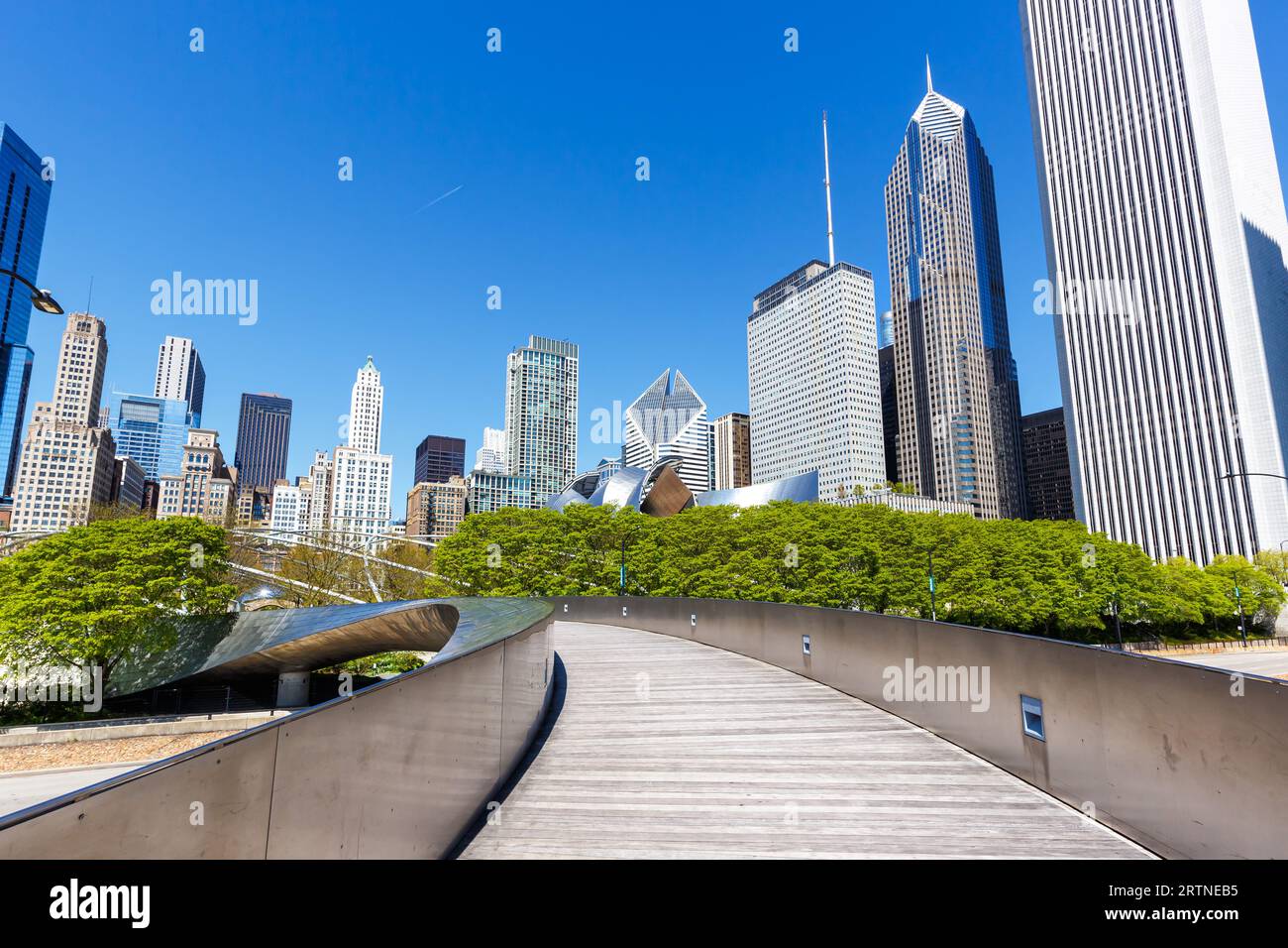 Chicago, USA - 3. Mai 2023: Skyline-Wolkenkratzer von Chicago und BP-Fußgängerbrücke-Wolkenkratzer in Chicago, USA. Stockfoto