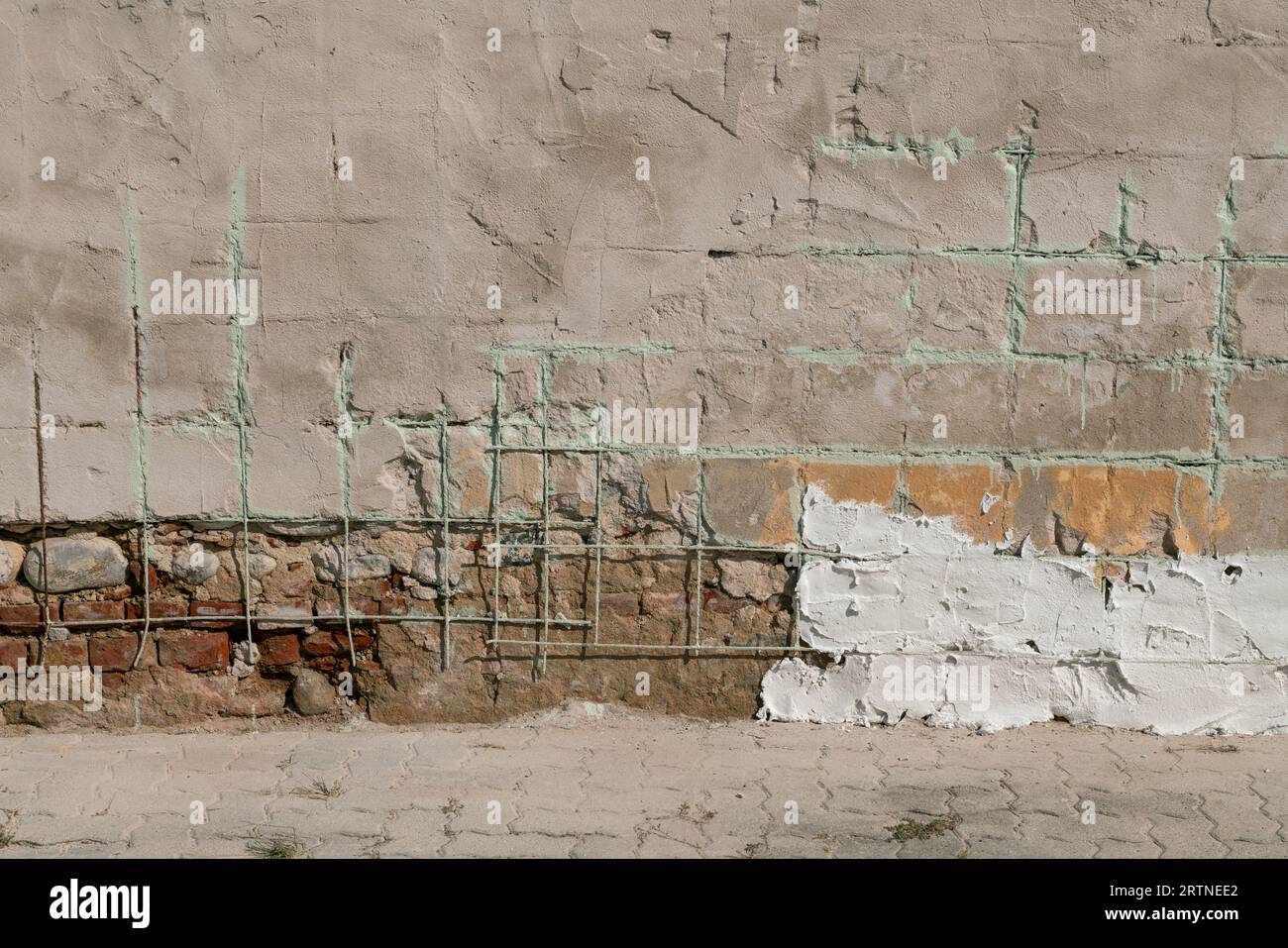Fassade eines Gebäudes, mit Wiederherstellung einer Mauer, mit Infiltrationsschäden und Wiederherstellung des Gipses des Hauses. Architektur Stockfoto