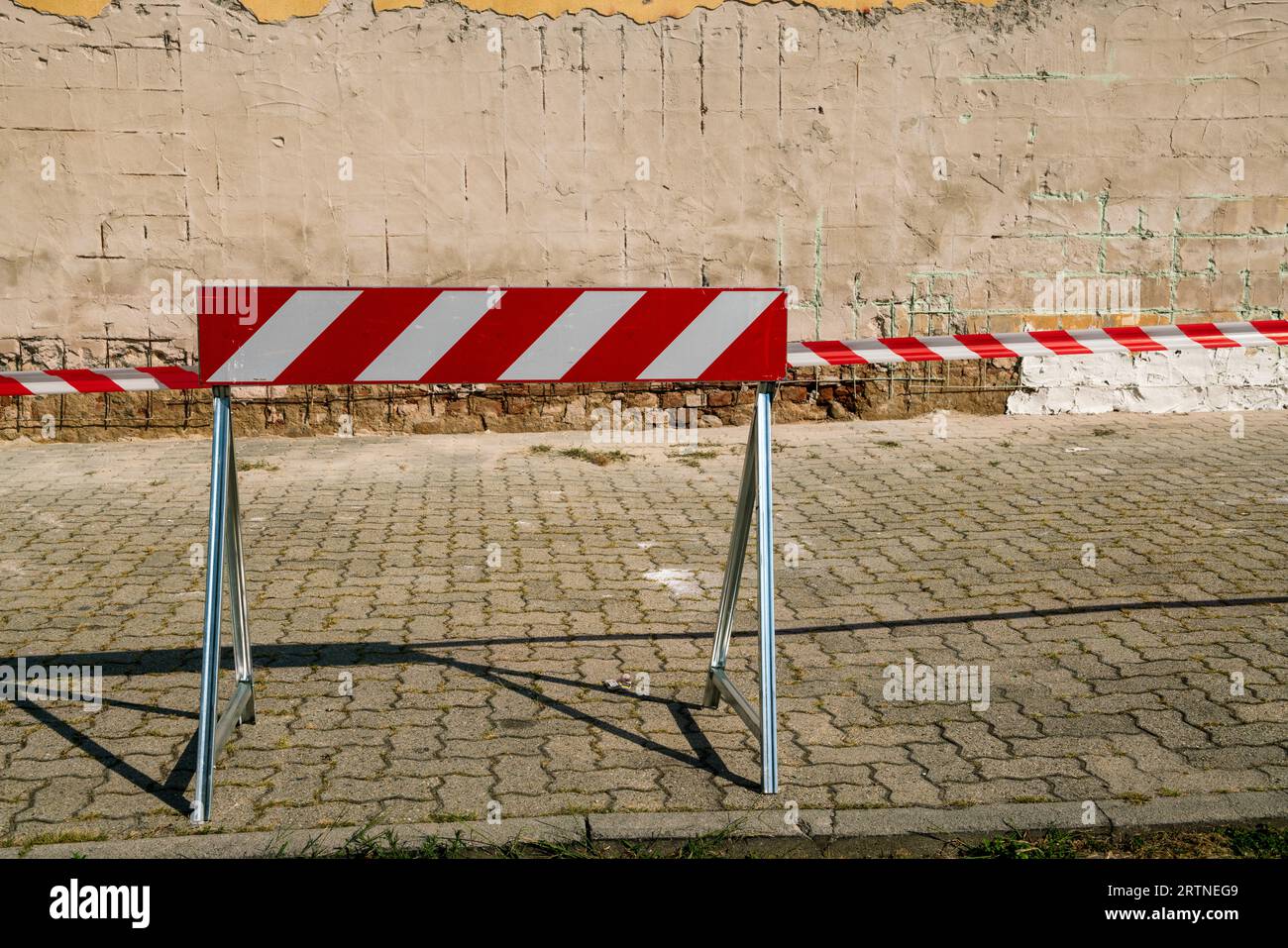 Gut sichtbare Baustellenschilder, Darstellung des Arbeitsbeginns, Bereichsabgrenzung mit gut sichtbaren Schildern, Arbeiten – Öko-Bonus Stockfoto