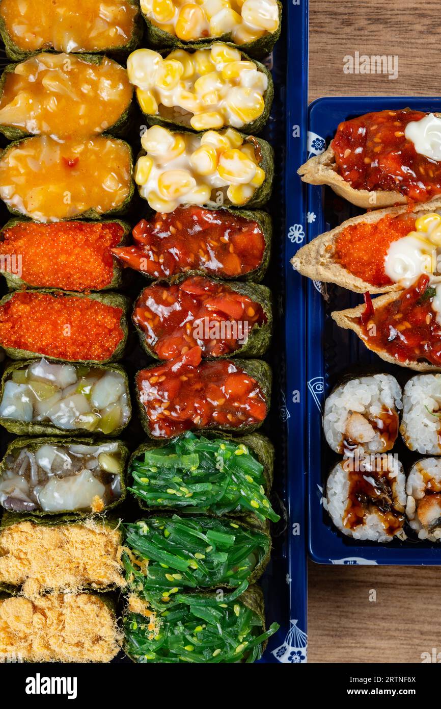 Draufsicht verschiedene Sushi-Vertikalzusammensetzungen Stockfoto