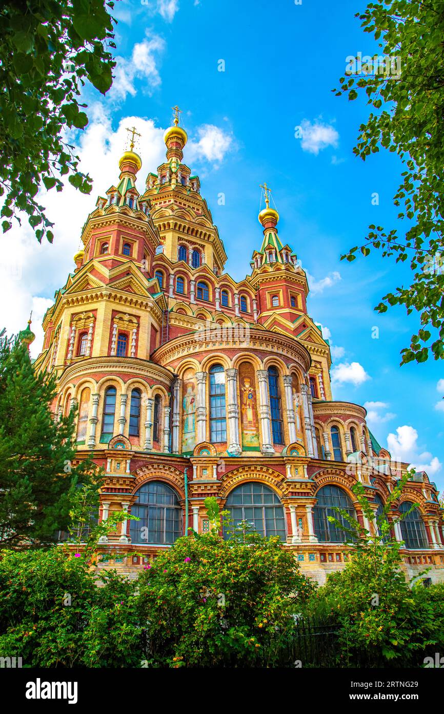 Dom von Peter und Paul in Peterhof. Peterhof, St. Petersburg, Russland – 12. September 2023. Stockfoto