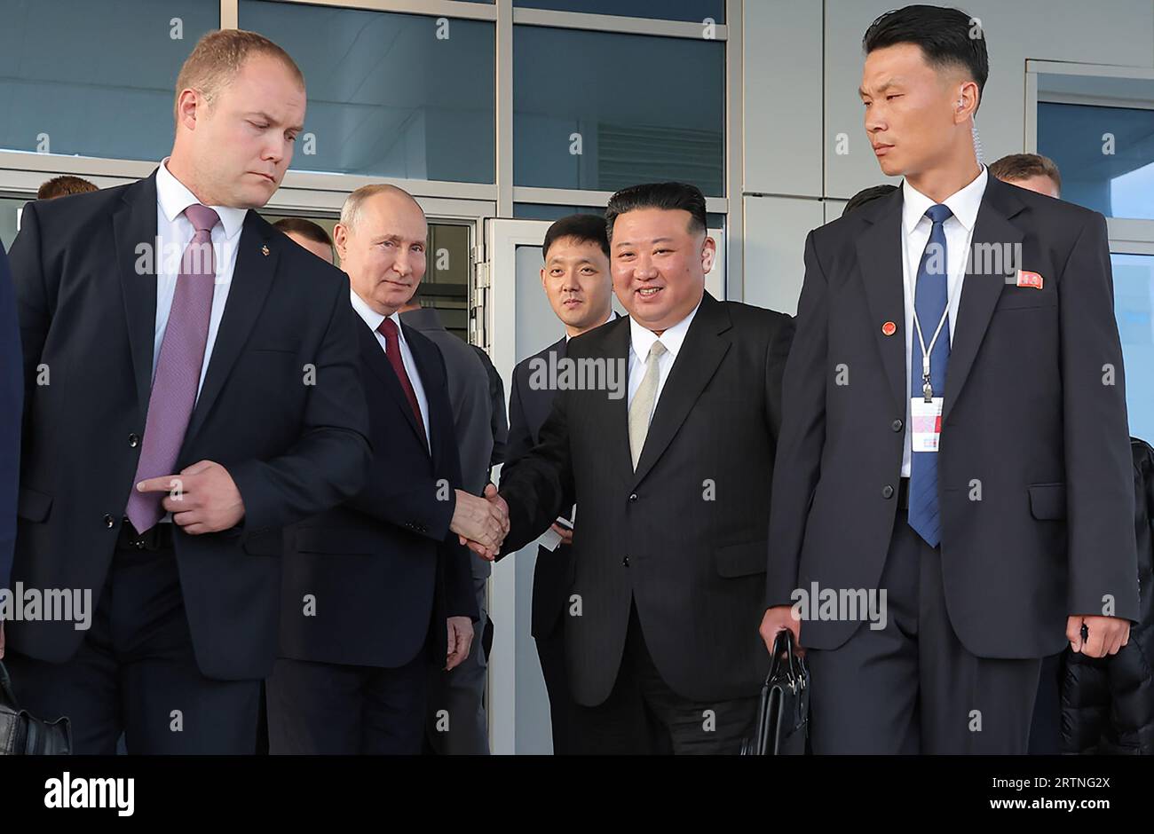 Ein Foto der nordkoreanischen Regierung vom 14. september zeigt, dass der nordkoreanische Führer Kim Jong UN (C-R) am Mittwoch, den 13. September 2023, Abschied von dem russischen Präsidenten Wladimir Putin (C-L) nimmt. Die nordkoreanische staatliche Nachrichtenagentur KCNA sagte am Donnerstag, dass der russische Präsident Wladimir Putin eine Einladung des nordkoreanischen Führers Kim Jong UN angenommen habe, Pjöngjang zu Putins "günstiger Zeit" zu besuchen. Die beiden Staats- und Regierungschefs trafen sich am Mittwoch im Fernen Osten Russlands zu ihrem ersten persönlichen Gipfel seit vier Jahren. Während des Sommers Stockfoto