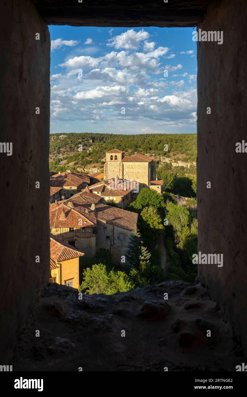 Straße des wunderschönen mittelalterlichen Dorfes Calatañazor in der Provinz Soria, Spanien. Stockfoto