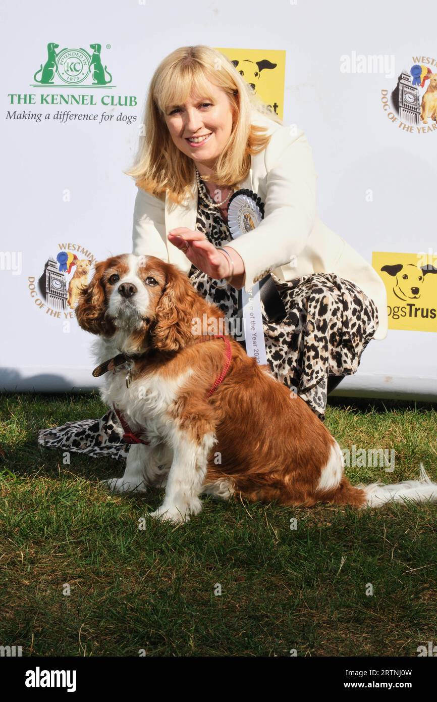 Rosie Duffield tritt mit Paco, Cavalier King Charles Spaniel, beim Westminster Dog of the Year-Wettbewerb an, der gemeinsam von Dogs Trust und dem Kennel Club organisiert wird, außerhalb der Houses of Parliament in London. Bilddatum: Donnerstag, 14. September 2023. Stockfoto