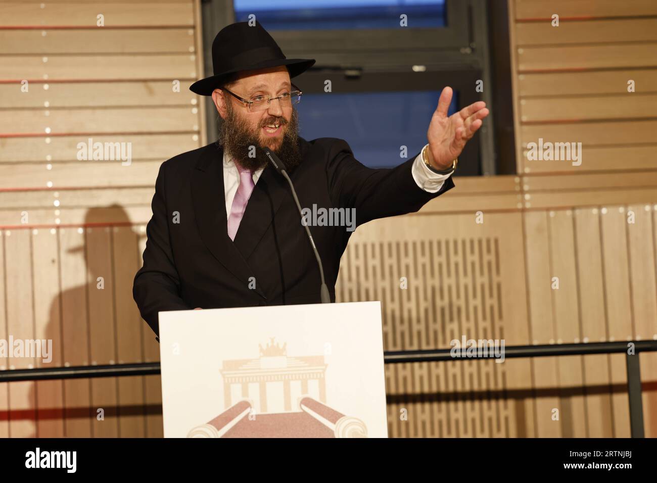 Rabbiner Yehuda Teichtal Empfang jüdisches Neujahrsfest Rosch Haschana, am 13.09.2023 in Berlin, Jüdische Gemeinde Chabad Lubawitsch, Deutschland *** Rabbi Yehuda Teichtal Empfang jüdisches Neujahr Rosch Haschanah, am 13. 09 2023 in Berlin, Jüdische Gemeinde Chabad Lubavitch, Deutschland Stockfoto