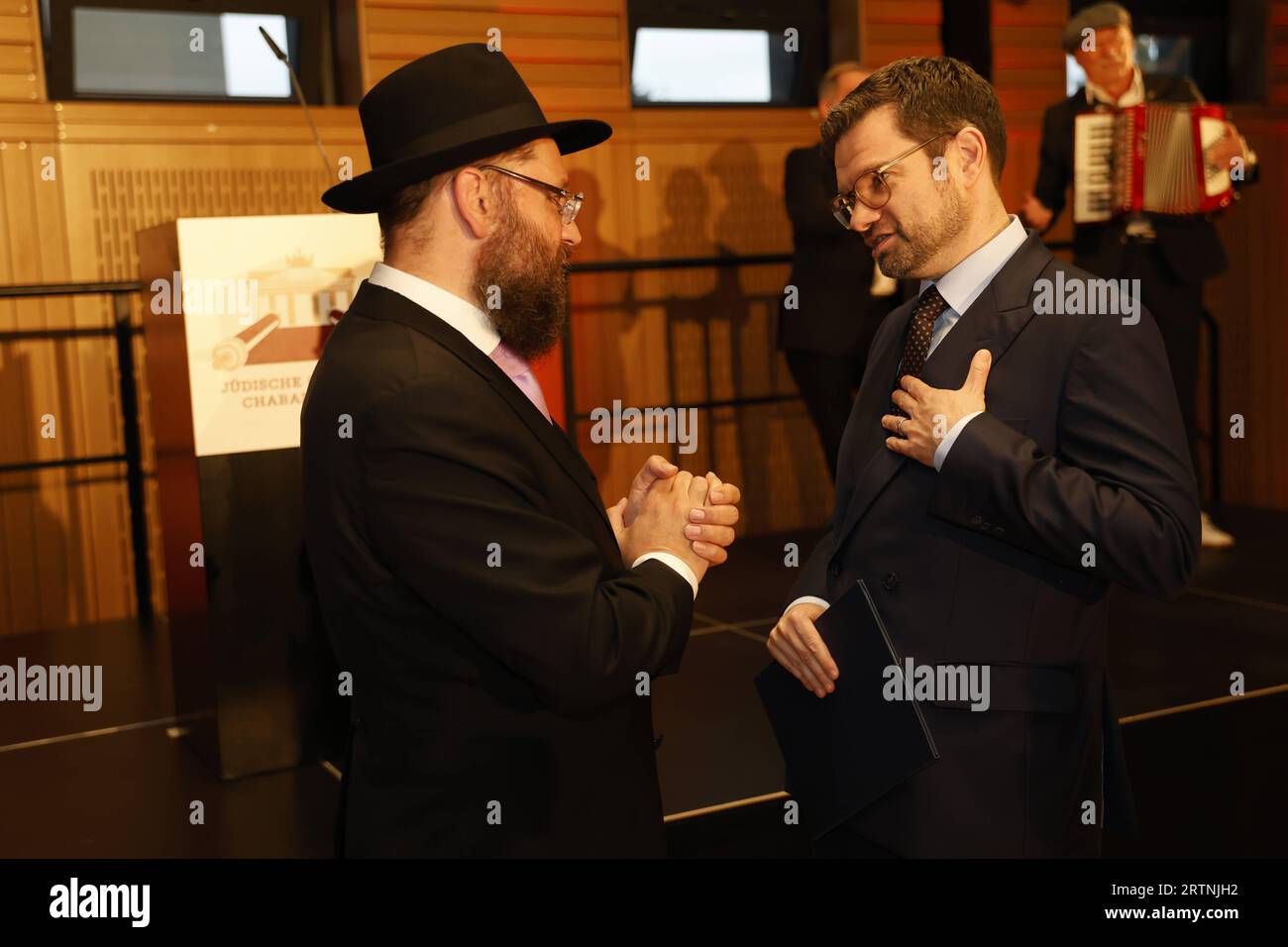 Rabbiner Yehuda Teichtal, Marco Buschmann Empfang jüdisches Neujahrsfest Rosch Haschana, am 13.09.2023 in Berlin, Jüdische Gemeinde Chabad Lubawitsch, Deutschland *** Rabbi Yehuda Teichtal, Marco Buschmann Empfang jüdisches Neujahrsfest Rosch Haschana, am 13. 09 2023 in Berlin, Jüdische Gemeinde Chabad Lubavitch, Deutschland Stockfoto