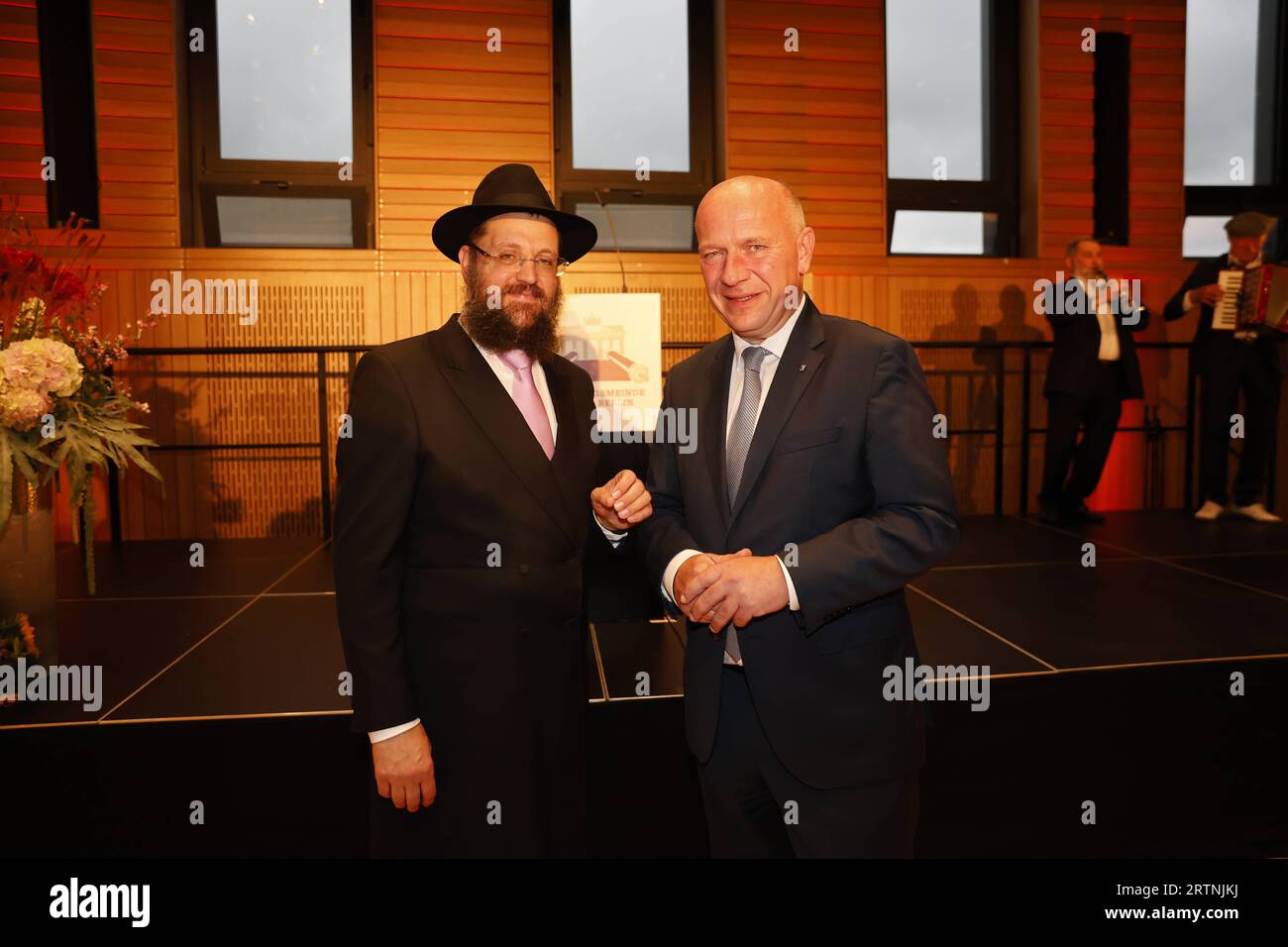 Rabbiner Yehuda Teichtal, Regierender Bürgermeister Kai Wegner Empfang jüdisches Neujahrsfest Rosch Haschana, am 13.09.2023 in Berlin, Jüdische Gemeinde Chabad Lubawitsch, Deutschland *** Rabbi Yehuda Teichtal, Regierender Bürgermeister Kai Wegner Empfang jüdisches Neujahr Rosch Haschanah, am 13 09 2023 in Berlin, Jüdische Gemeinde Chabad Lubavitch, Deutschland Stockfoto