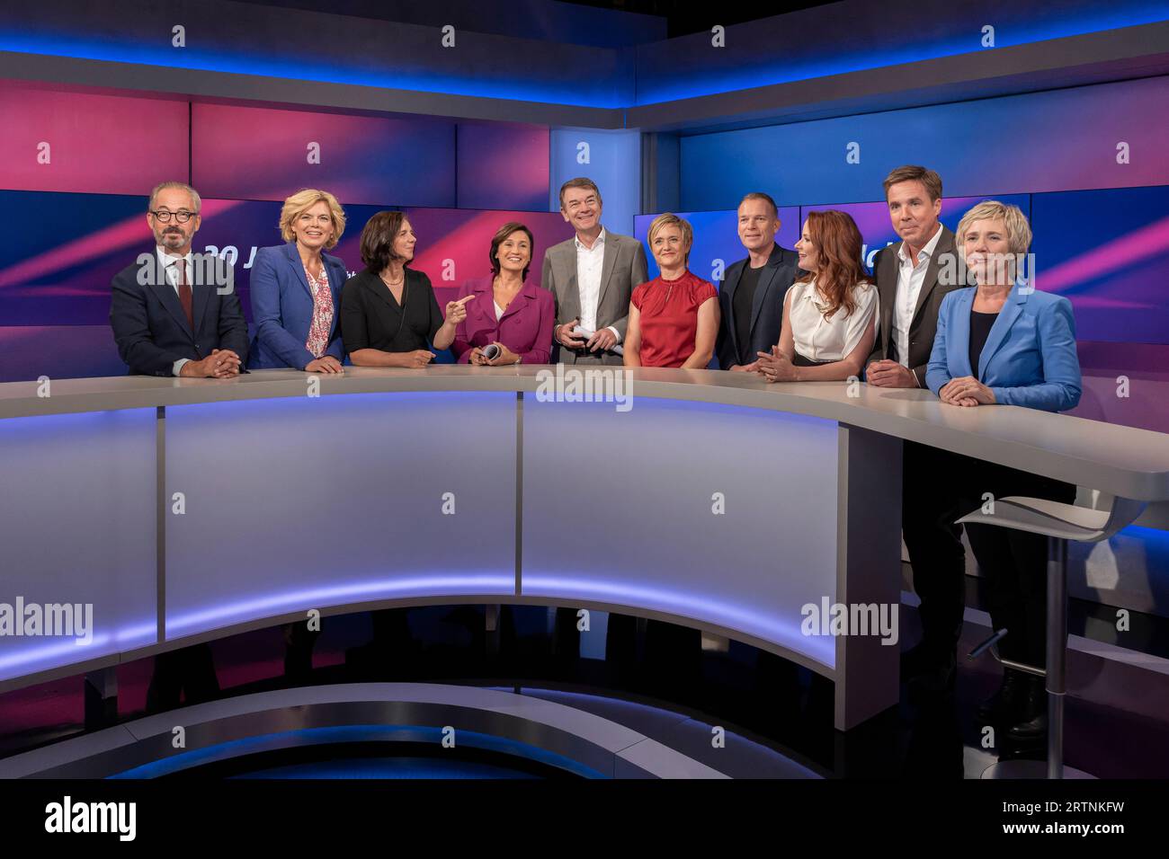 20 Jahre Sandra Maischberger am 23. Mai 2023 aus Köln zum Thema: Deutschland, der kranke Mann Europas und Gegenoffensive der Ukraine. Von links nach rechts: Jan Fleischhauer, Journalistin, Julia Klöckner, CDU, wirtschaftspolitische Sprecherin der Unions-Fraktion, Katrin Göring-Eckardt, B90/Grüne, Sandra Maischberger, Jörg Schönenborn, Direktor ProgrammInformation, Fiktion und Unterhaltung des WDR, Ellen Ehni, Journalistin, Juristin und Fernsehmoderatorin beim WDR, Theo lange, Redaktionsleiter WDR, Florence Gaub, Forschungsdirektori des NATO Defense College NDC, Markus Feldenkirchen, Feldenkirch Stockfoto