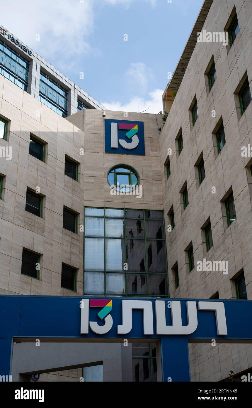 Die Büros und Hauptquartiere des israelischen Fernsehsenders Channel 13 in Tel Aviv, Israel. Kanal 13 (Hebräisch ערוץ 13) ist ein israelisches frei empfangbares Tel Stockfoto