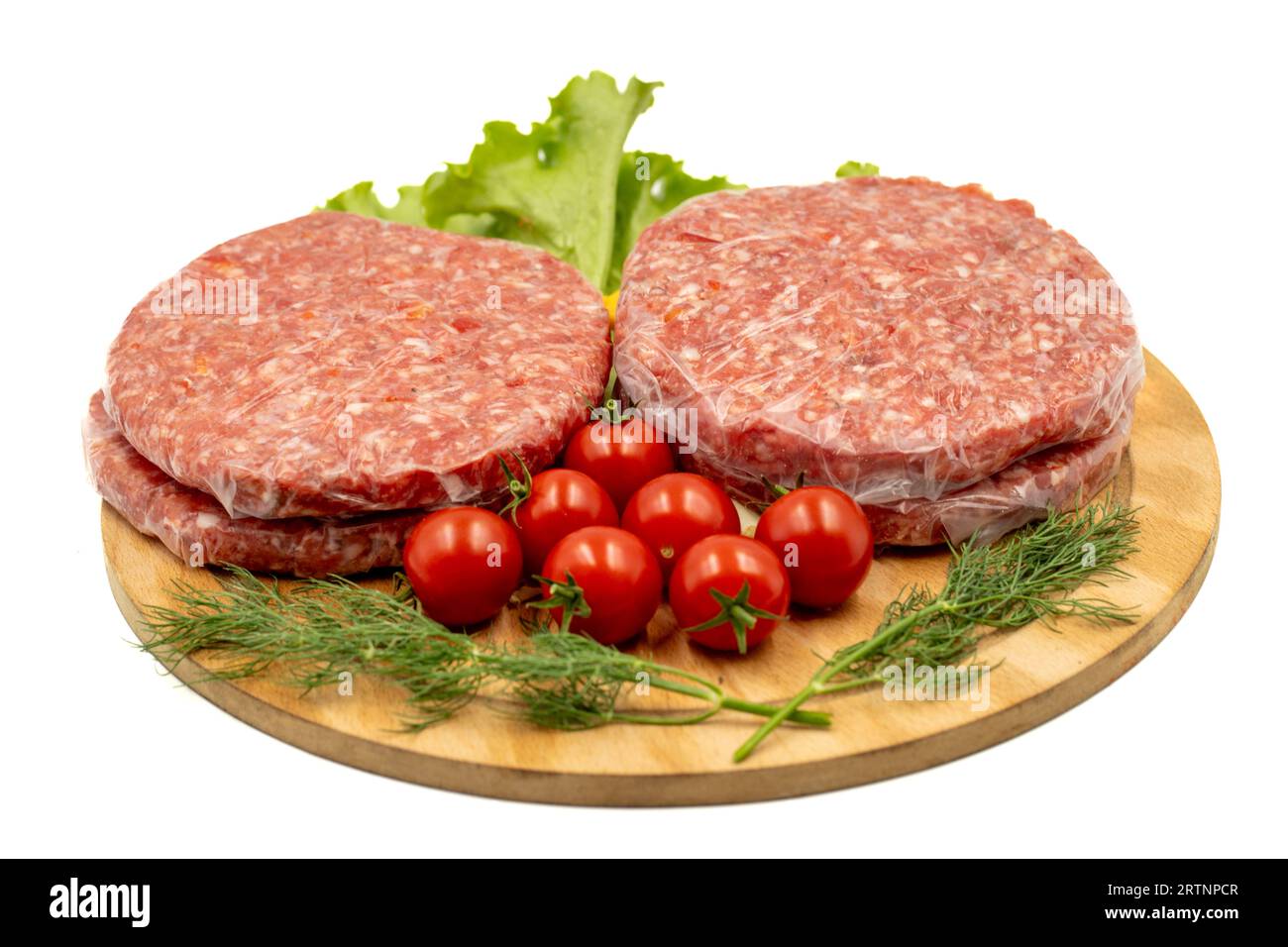 Roher Hamburger-Patty isoliert auf weißem Hintergrund. Rohe Kalbshaxburgerpatties mit Kräutern und Gewürzen Stockfoto