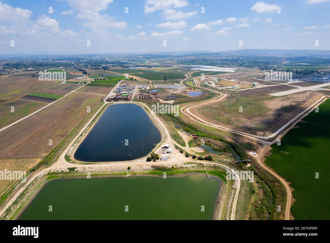 Luftaufnahmen einer Kläranlage. Das aufbereitete Wasser wird dann für Bewässerung und landwirtschaftliche Nutzung verwendet. Fotografiert in Israel Stockfoto