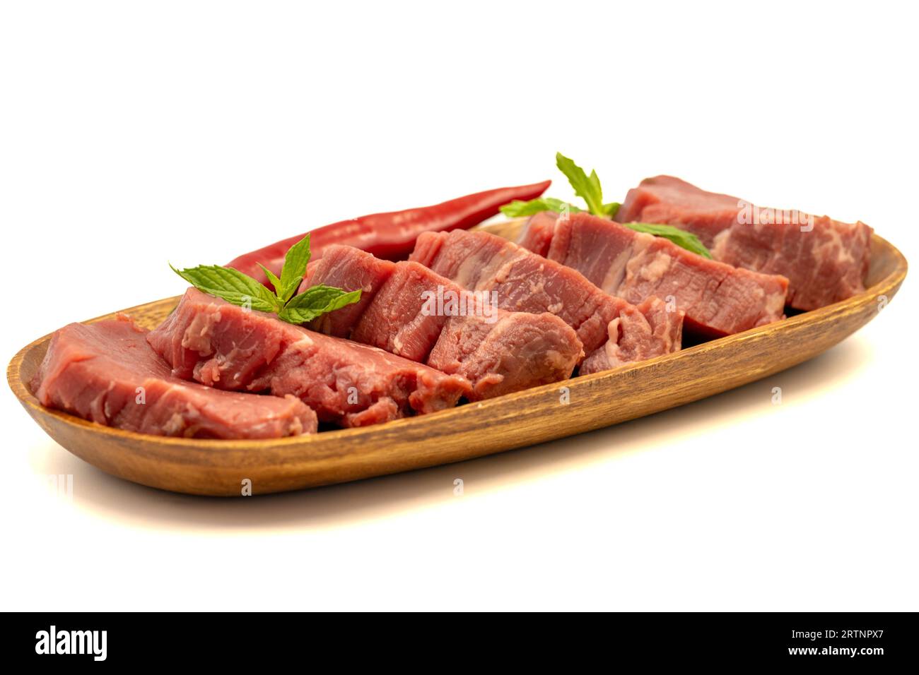 Rohes Rinderfilet isoliert auf weißem Hintergrund. Rohes Rinderfilet mit Kräutern und Gewürzen Stockfoto