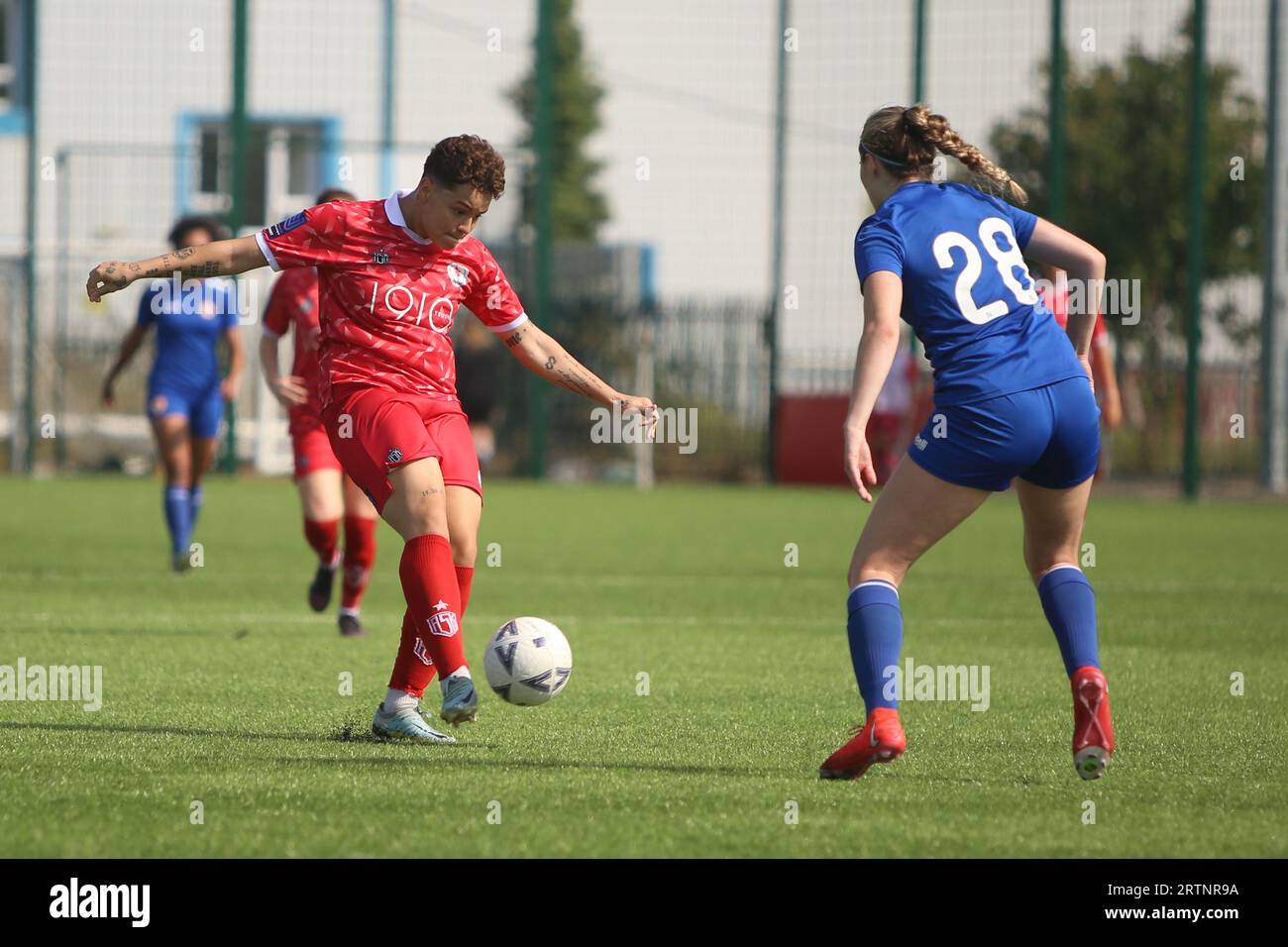 Ocean Park, Cardiff, South Wales, Vereinigtes Königreich. SEPTEMBER 2023. Cardiff City Ladies Forward Grace Horrell - Thomas will Rugby Brough passieren Stockfoto