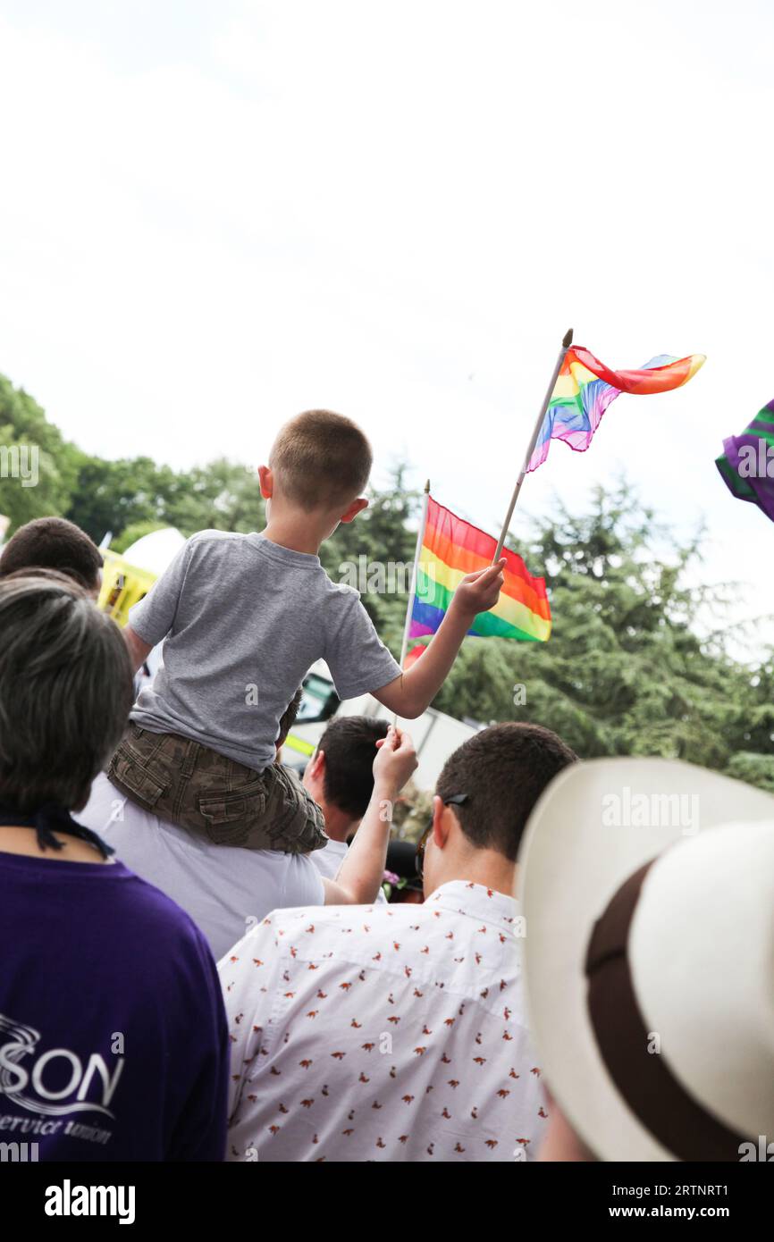 Die Rückseite des Kopfes des Kindes hält die Flagge bei der Oxford Pride-Protestveranstaltung im Juni 2013 Stockfoto