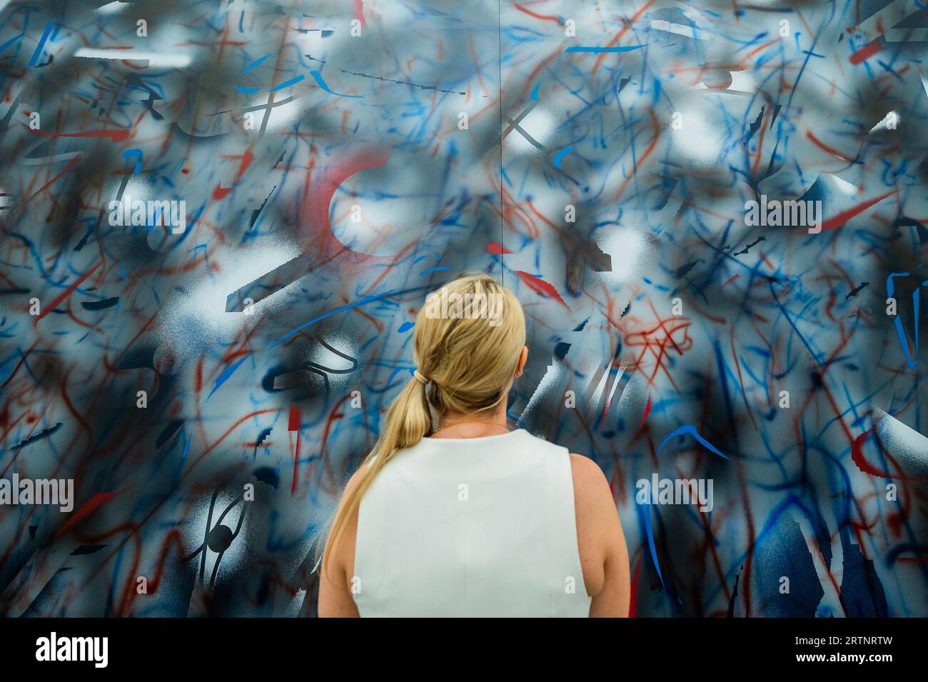 London, Großbritannien. September 2023. Sie verließen ihr eigenes Land auf andere Weise, 2023, in der 9 x 9 x 9 Galerie - Julie Mehretu "Sie verließen ihr eigenes Land auf andere Weise (eine 9 x 9 x 9 Hauntologie)" in White Cube Bermondsey. Anhand von Bildern aus aktuellen Medienquellen, insbesondere aus der Berichterstattung über den anhaltenden Krieg in der Ukraine und den Aufstand des Kapitols der USA, übersetzt die Künstlerin das Material, um zu ihrer eigenen unverwechselbaren Form der Abstraktion zu gelangen. Guy Bell/Alamy Live News Stockfoto