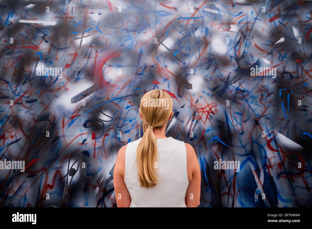 London, Großbritannien. September 2023. Sie verließen ihr eigenes Land auf andere Weise, 2023, in der 9 x 9 x 9 Galerie - Julie Mehretu "Sie verließen ihr eigenes Land auf andere Weise (eine 9 x 9 x 9 Hauntologie)" in White Cube Bermondsey. Anhand von Bildern aus aktuellen Medienquellen, insbesondere aus der Berichterstattung über den anhaltenden Krieg in der Ukraine und den Aufstand des Kapitols der USA, übersetzt die Künstlerin das Material, um zu ihrer eigenen unverwechselbaren Form der Abstraktion zu gelangen. Guy Bell/Alamy Live News Stockfoto